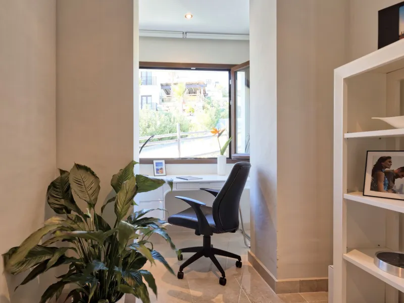 Located in the prestigious gated and 24-hour secured urbanisation of Benahavis Hills Country Club, this impressive 5-bedroom, 7-bathroom villa offers exceptional privacy, generous space, and panoramic views of the Mediterranean Sea and surrounding mountai