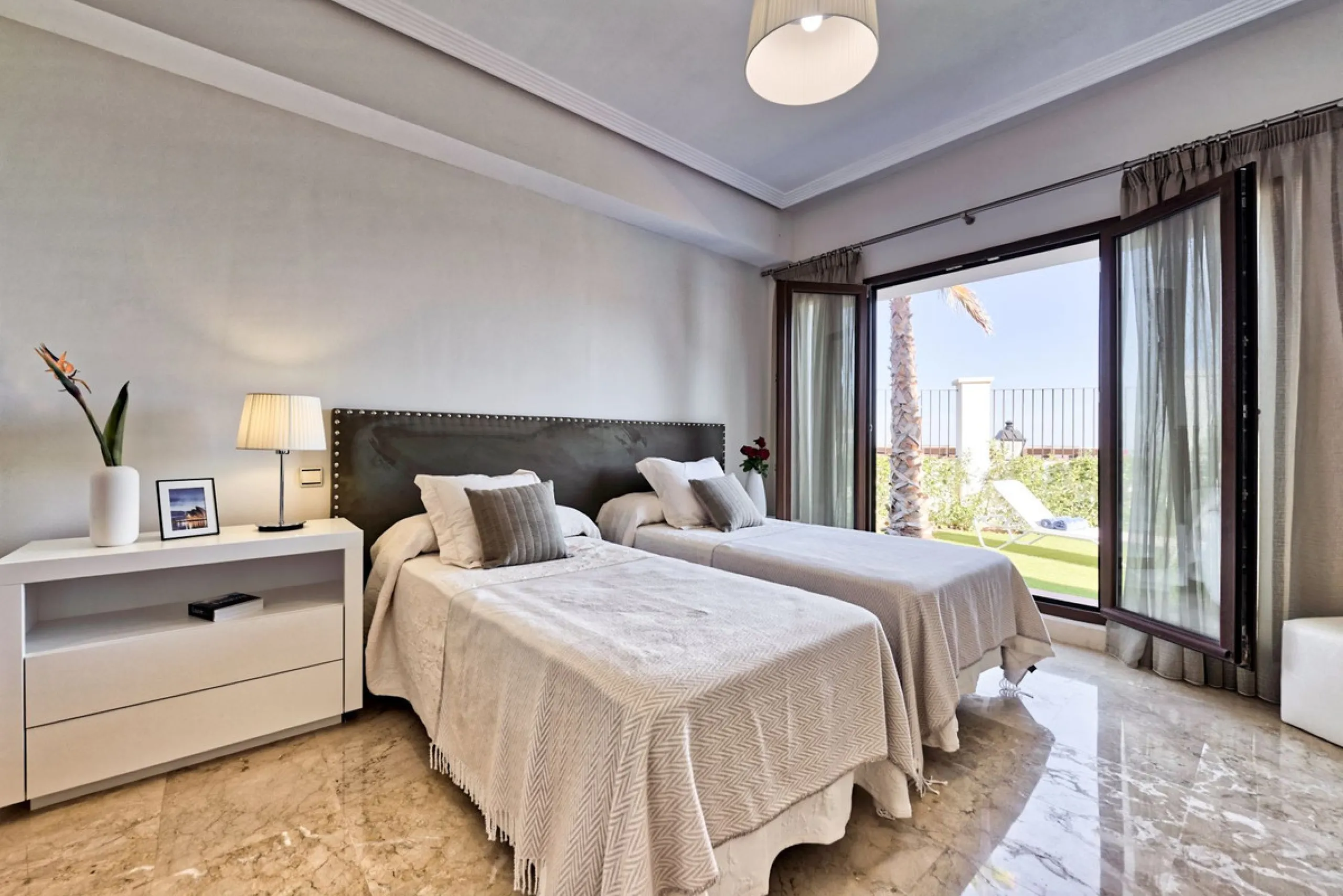 Located in the prestigious gated and 24-hour secured urbanisation of Benahavis Hills Country Club, this impressive 5-bedroom, 7-bathroom villa offers exceptional privacy, generous space, and panoramic views of the Mediterranean Sea and surrounding mountai