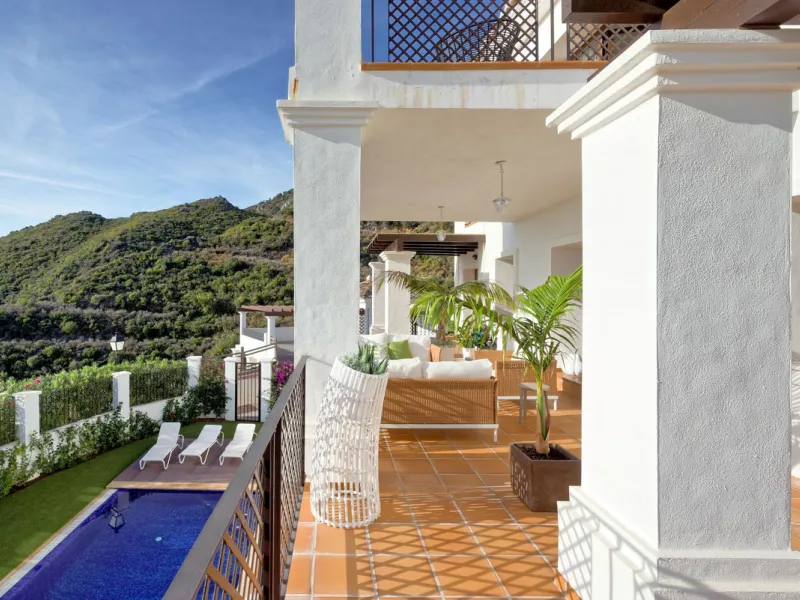 Located in the prestigious gated and 24-hour secured urbanisation of Benahavis Hills Country Club, this impressive 5-bedroom, 7-bathroom villa offers exceptional privacy, generous space, and panoramic views of the Mediterranean Sea and surrounding mountai