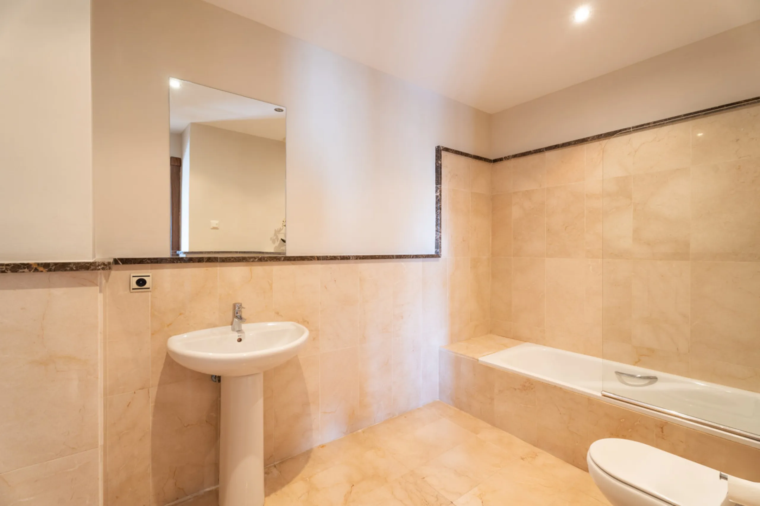 Located in the prestigious gated and 24-hour secured urbanisation of Benahavis Hills Country Club, this impressive 5-bedroom, 7-bathroom villa offers exceptional privacy, generous space, and panoramic views of the Mediterranean Sea and surrounding mountai
