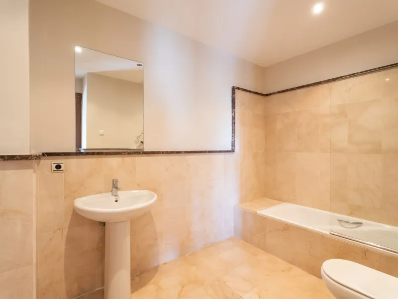 Located in the prestigious gated and 24-hour secured urbanisation of Benahavis Hills Country Club, this impressive 5-bedroom, 7-bathroom villa offers exceptional privacy, generous space, and panoramic views of the Mediterranean Sea and surrounding mountai