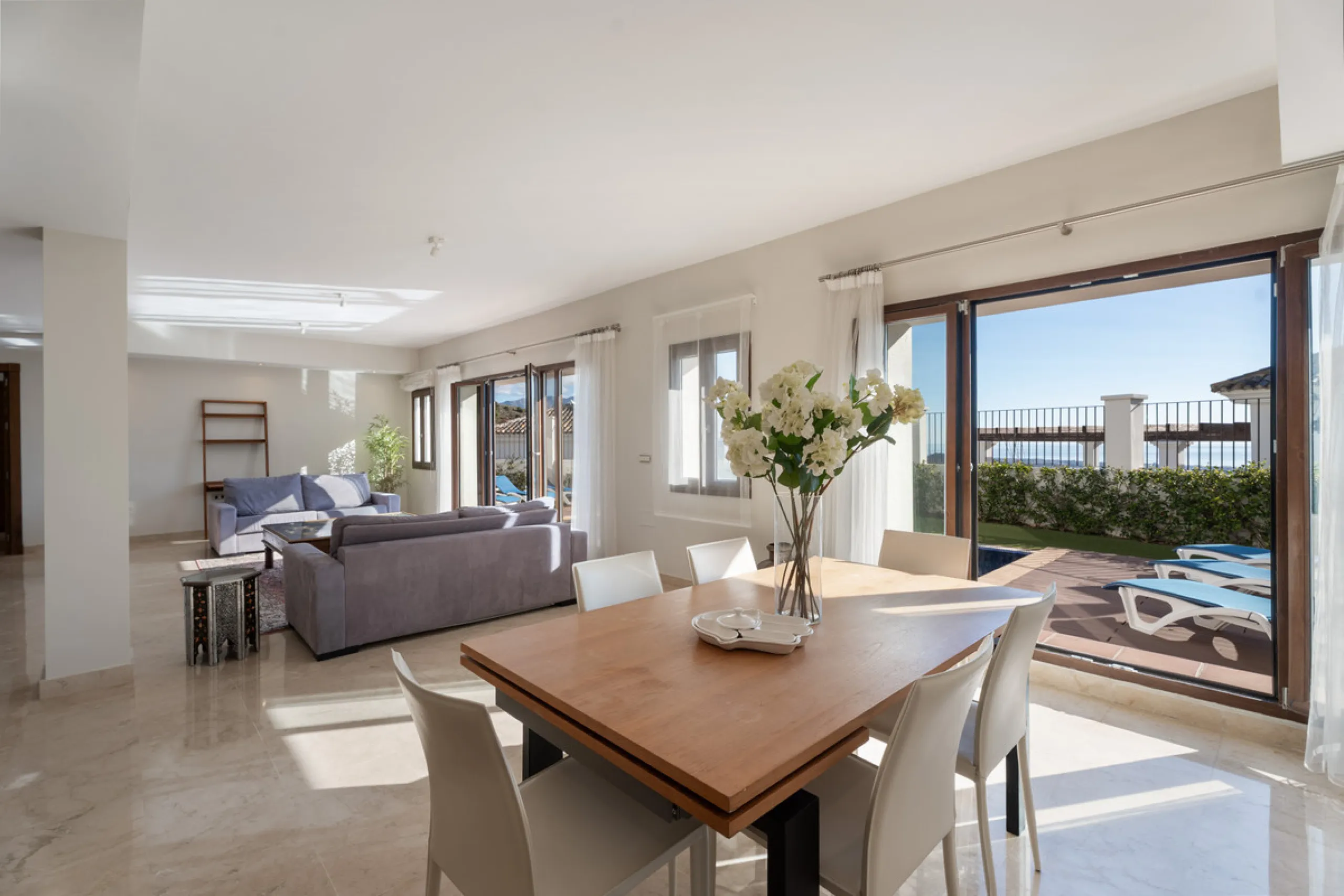 Located in the prestigious gated and 24-hour secured urbanisation of Benahavis Hills Country Club, this impressive 5-bedroom, 7-bathroom villa offers exceptional privacy, generous space, and panoramic views of the Mediterranean Sea and surrounding mountai