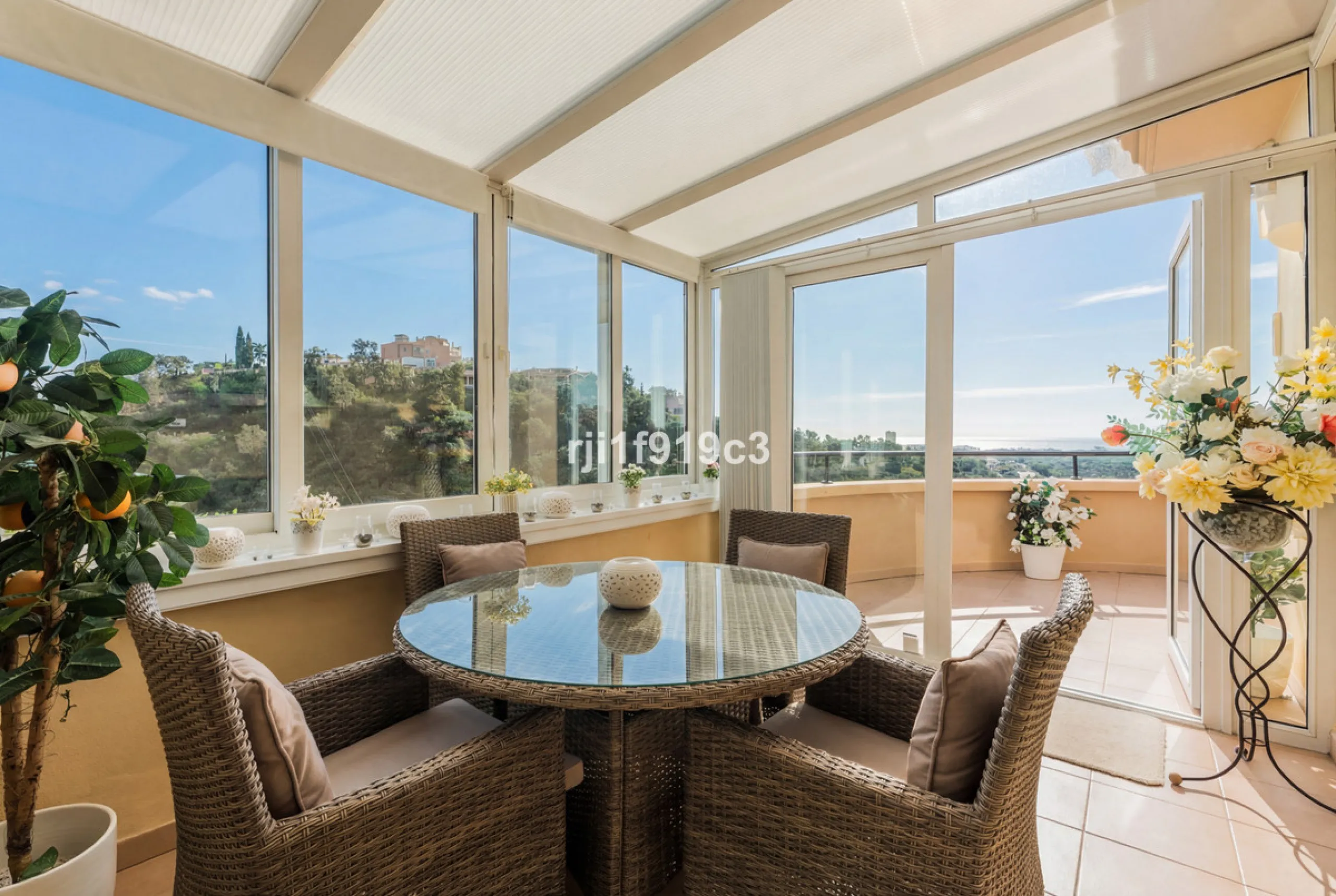 Wunderbares Apartment in der renommierten Wohnanlage Elviria Hills, einer der exklusivsten und begehrtesten Lagen im Osten von Marbella. Dieses elegante Apartment mit 103 m² zeichnet sich durch Großzügigkeit, Helligkeit und ein unvergleichliches Qualitätsniveau aus