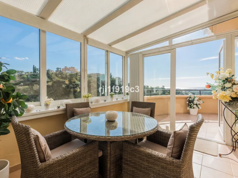 Wunderbares Apartment in der renommierten Wohnanlage Elviria Hills, einer der exklusivsten und begehrtesten Lagen im Osten von Marbella. Dieses elegante Apartment mit 103 m² zeichnet sich durch Großzügigkeit, Helligkeit und ein unvergleichliches Qualitätsniveau aus