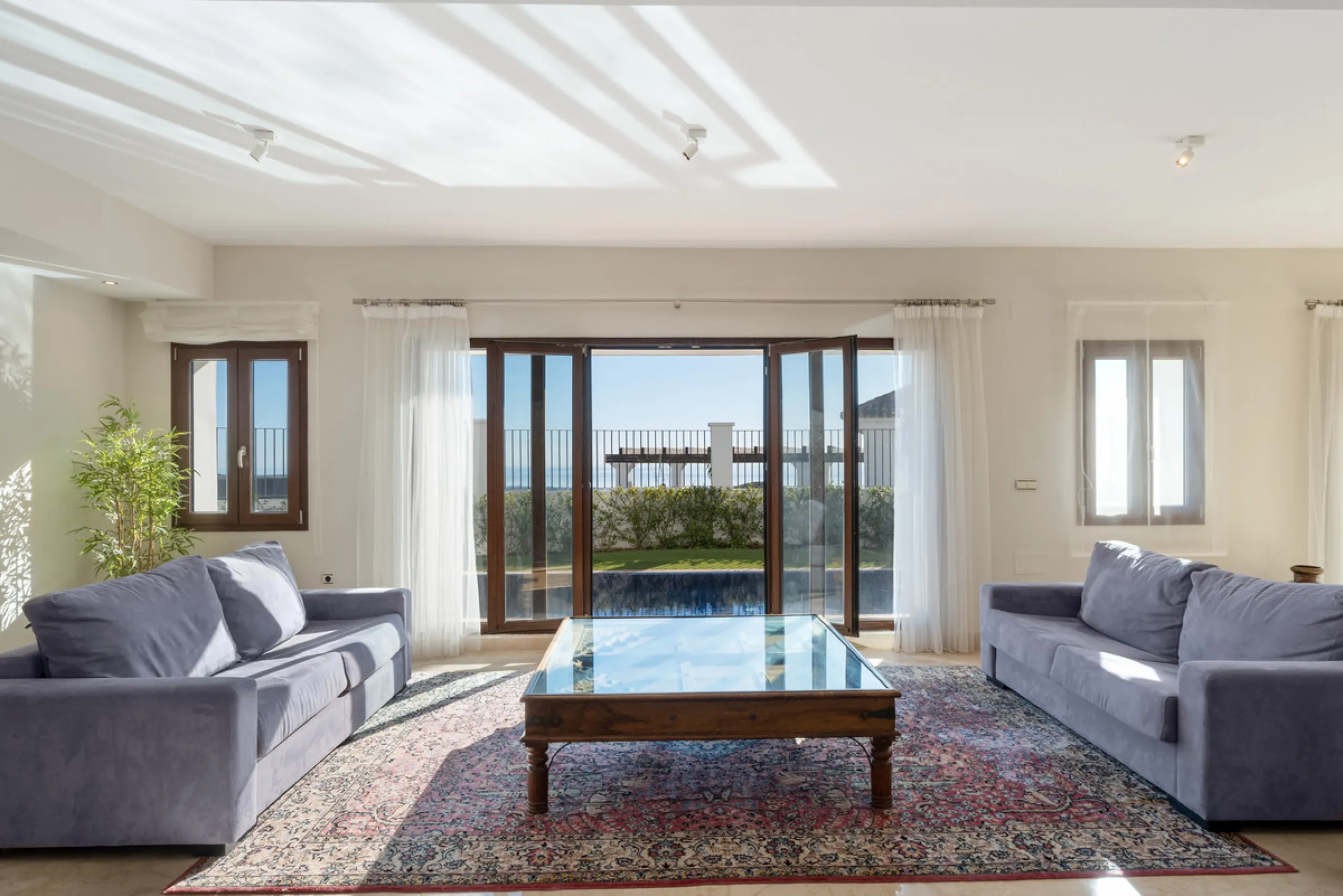 Located in the prestigious gated and 24-hour secured urbanisation of Benahavis Hills Country Club, this impressive 5-bedroom, 7-bathroom villa offers exceptional privacy, generous space, and panoramic views of the Mediterranean Sea and surrounding mountai