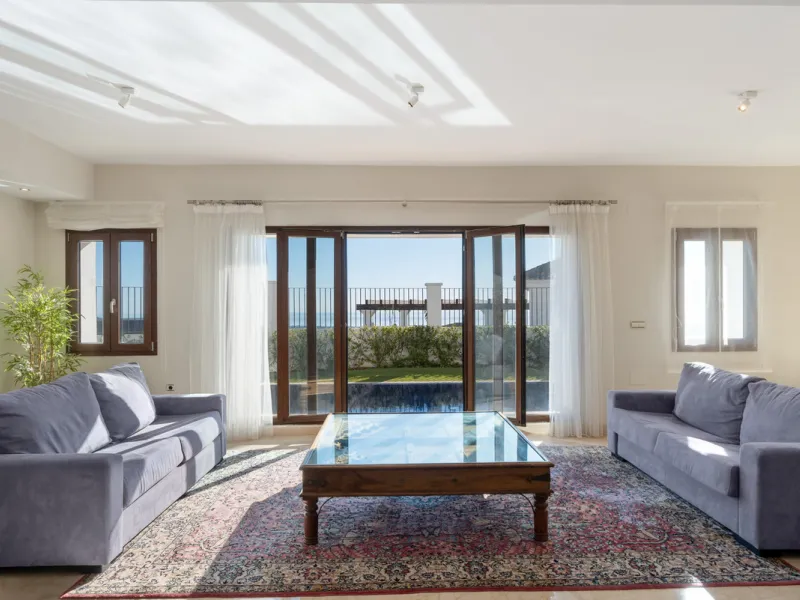 Located in the prestigious gated and 24-hour secured urbanisation of Benahavis Hills Country Club, this impressive 5-bedroom, 7-bathroom villa offers exceptional privacy, generous space, and panoramic views of the Mediterranean Sea and surrounding mountai