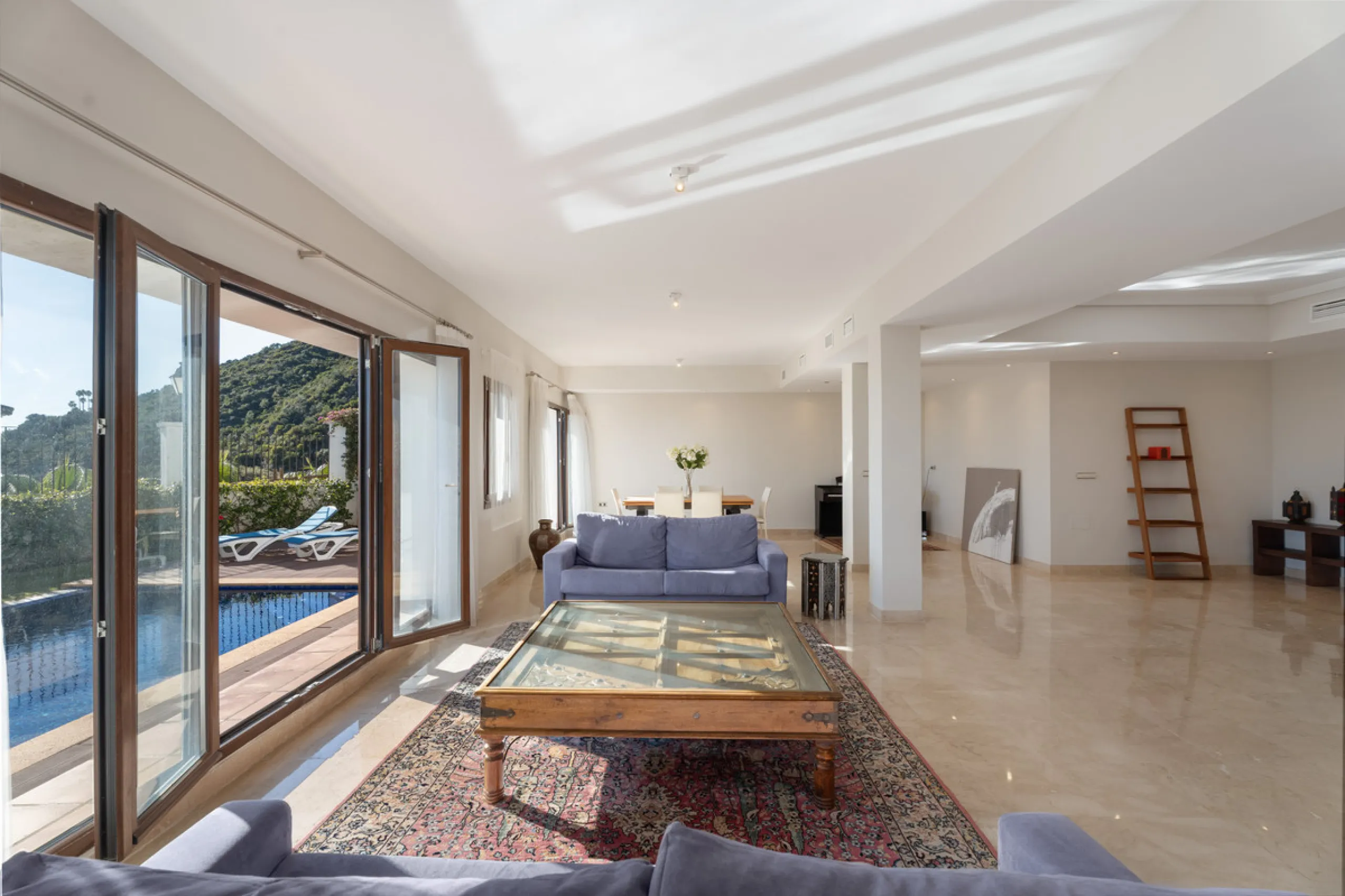 Located in the prestigious gated and 24-hour secured urbanisation of Benahavis Hills Country Club, this impressive 5-bedroom, 7-bathroom villa offers exceptional privacy, generous space, and panoramic views of the Mediterranean Sea and surrounding mountai