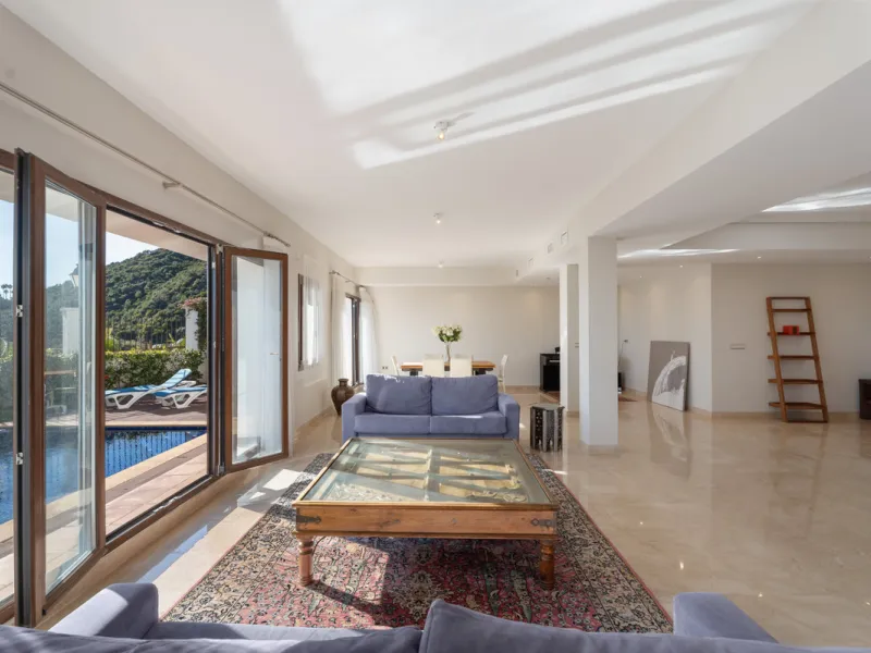 Located in the prestigious gated and 24-hour secured urbanisation of Benahavis Hills Country Club, this impressive 5-bedroom, 7-bathroom villa offers exceptional privacy, generous space, and panoramic views of the Mediterranean Sea and surrounding mountai