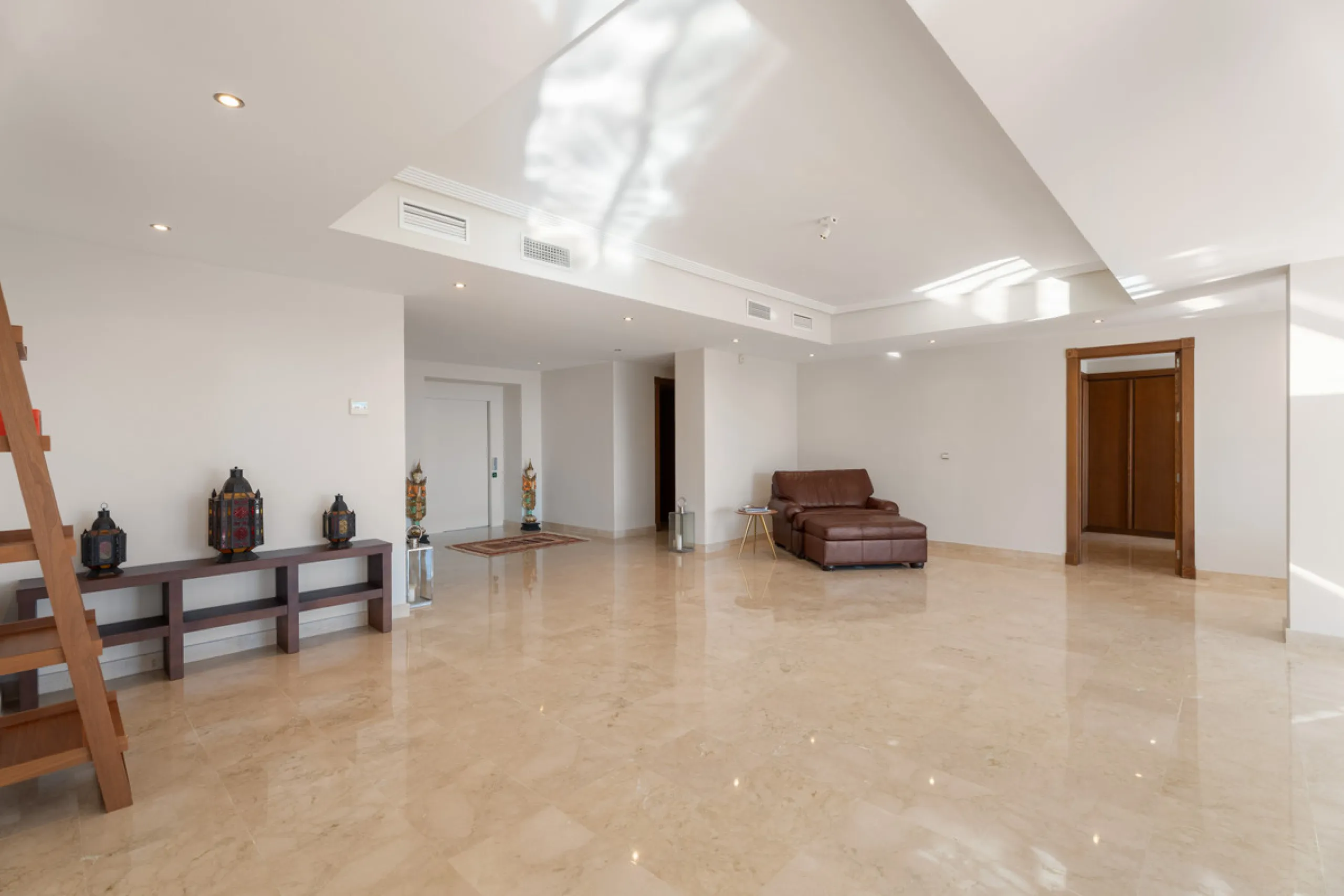 Located in the prestigious gated and 24-hour secured urbanisation of Benahavis Hills Country Club, this impressive 5-bedroom, 7-bathroom villa offers exceptional privacy, generous space, and panoramic views of the Mediterranean Sea and surrounding mountai