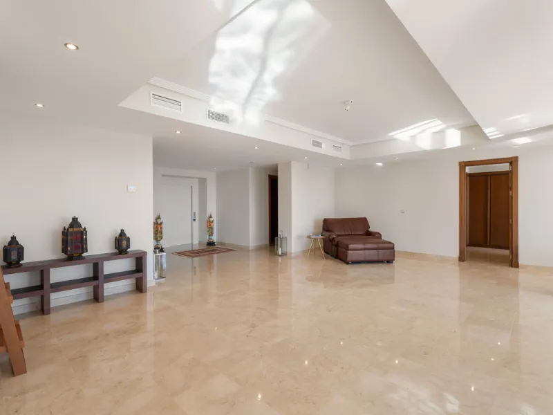 Located in the prestigious gated and 24-hour secured urbanisation of Benahavis Hills Country Club, this impressive 5-bedroom, 7-bathroom villa offers exceptional privacy, generous space, and panoramic views of the Mediterranean Sea and surrounding mountai
