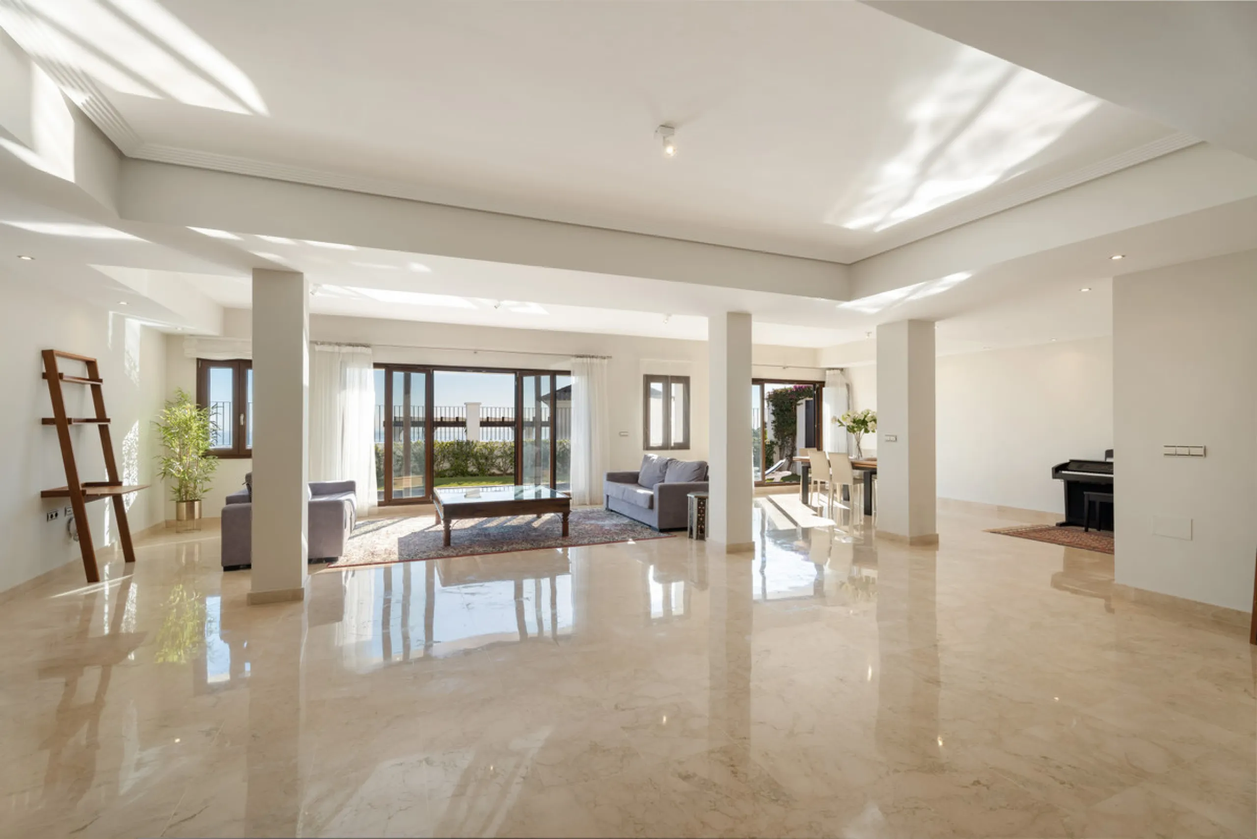 Located in the prestigious gated and 24-hour secured urbanisation of Benahavis Hills Country Club, this impressive 5-bedroom, 7-bathroom villa offers exceptional privacy, generous space, and panoramic views of the Mediterranean Sea and surrounding mountai