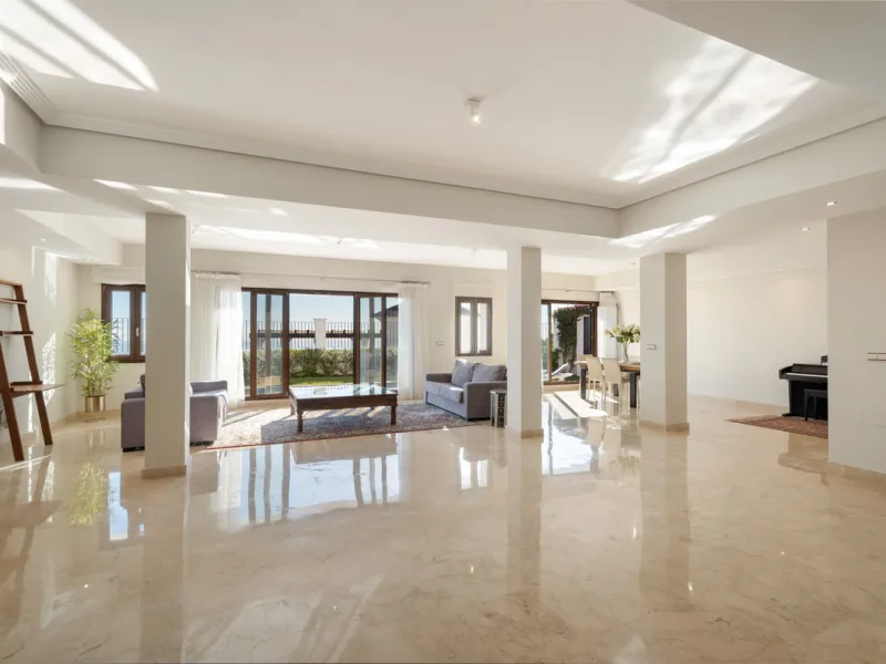 Located in the prestigious gated and 24-hour secured urbanisation of Benahavis Hills Country Club, this impressive 5-bedroom, 7-bathroom villa offers exceptional privacy, generous space, and panoramic views of the Mediterranean Sea and surrounding mountai