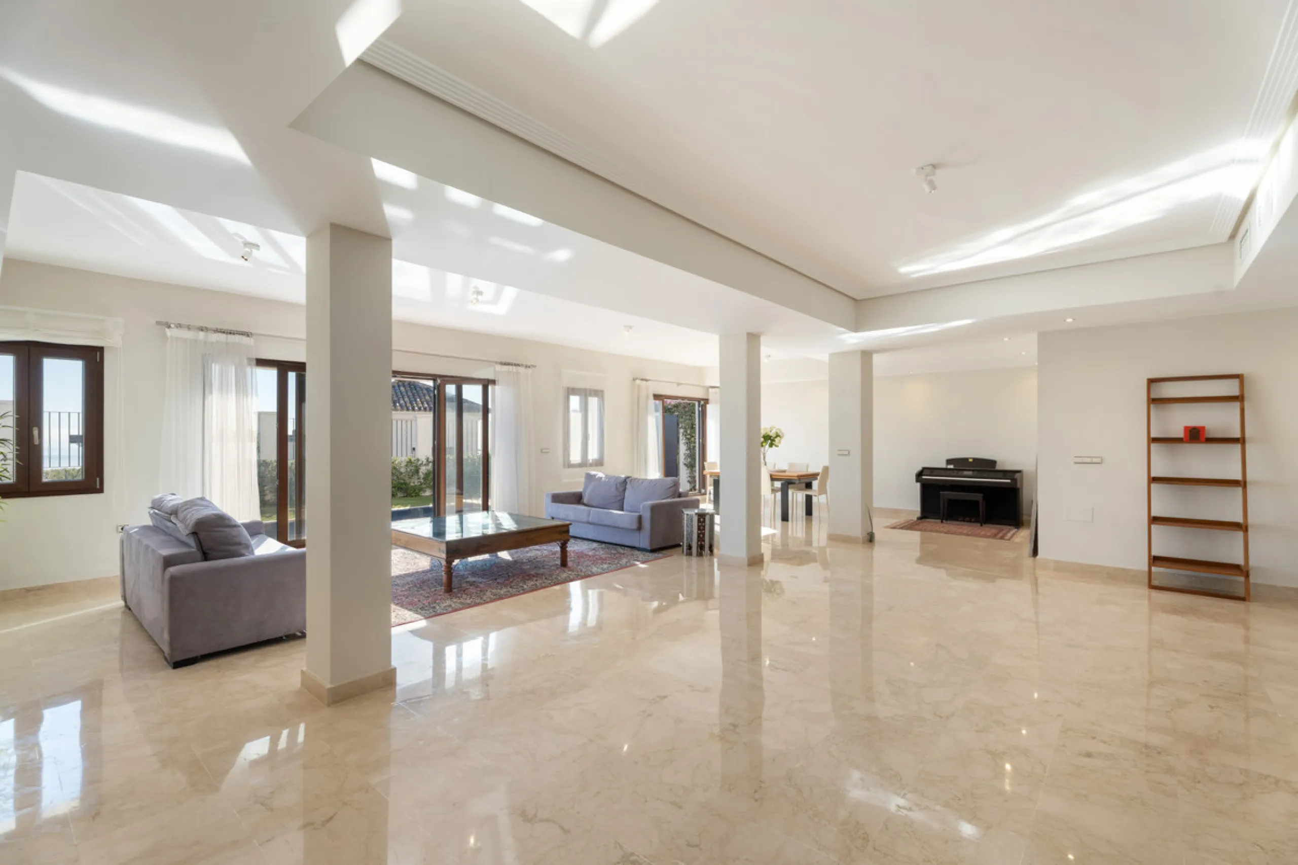 Located in the prestigious gated and 24-hour secured urbanisation of Benahavis Hills Country Club, this impressive 5-bedroom, 7-bathroom villa offers exceptional privacy, generous space, and panoramic views of the Mediterranean Sea and surrounding mountai