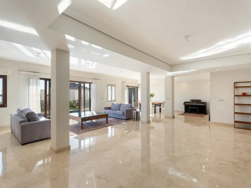 Located in the prestigious gated and 24-hour secured urbanisation of Benahavis Hills Country Club, this impressive 5-bedroom, 7-bathroom villa offers exceptional privacy, generous space, and panoramic views of the Mediterranean Sea and surrounding mountai