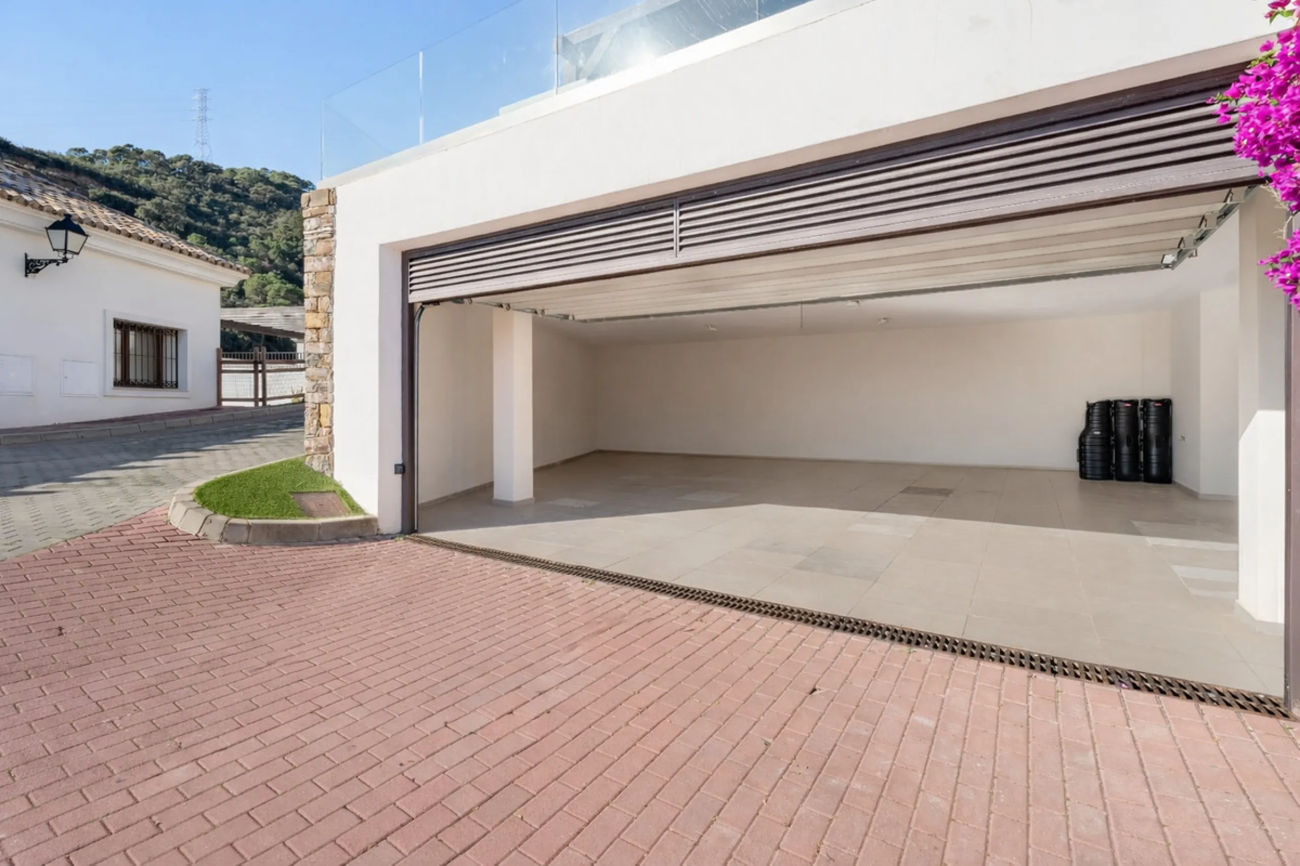 Located in the prestigious gated and 24-hour secured urbanisation of Benahavis Hills Country Club, this impressive 5-bedroom, 7-bathroom villa offers exceptional privacy, generous space, and panoramic views of the Mediterranean Sea and surrounding mountai