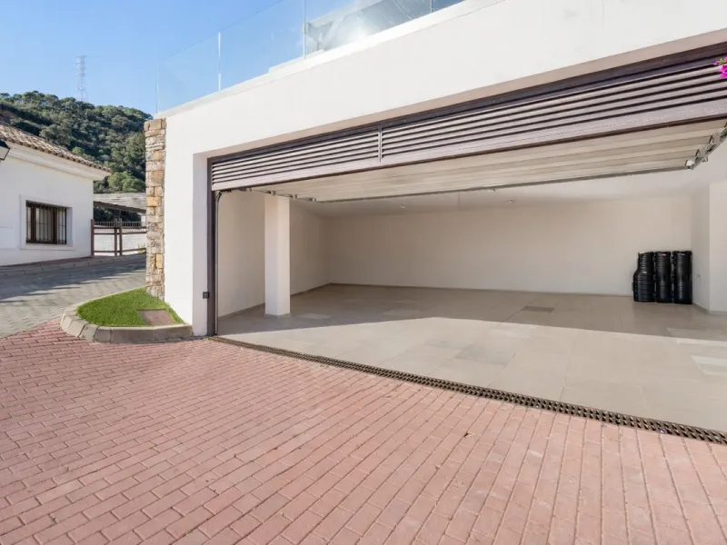 Located in the prestigious gated and 24-hour secured urbanisation of Benahavis Hills Country Club, this impressive 5-bedroom, 7-bathroom villa offers exceptional privacy, generous space, and panoramic views of the Mediterranean Sea and surrounding mountai