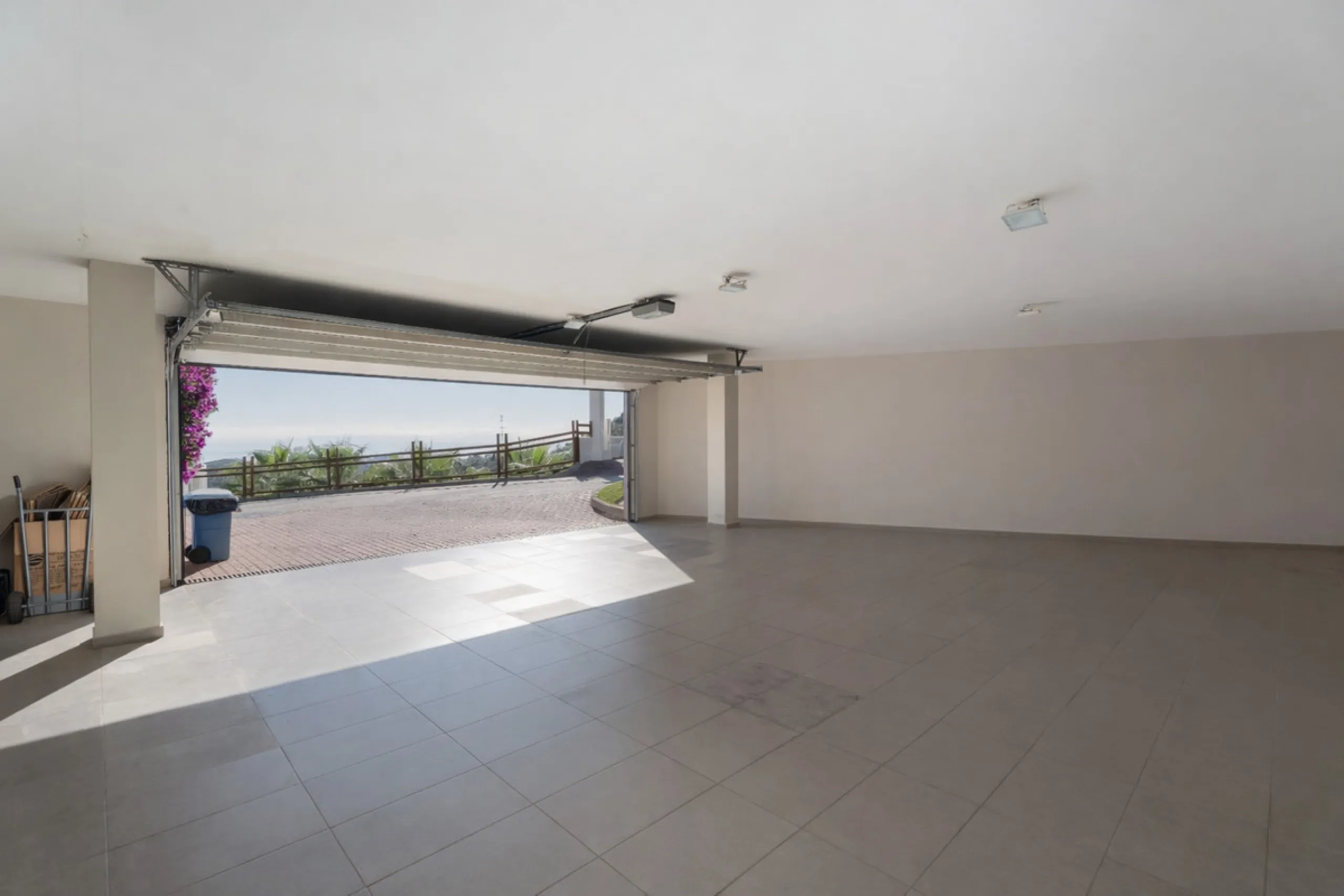 Located in the prestigious gated and 24-hour secured urbanisation of Benahavis Hills Country Club, this impressive 5-bedroom, 7-bathroom villa offers exceptional privacy, generous space, and panoramic views of the Mediterranean Sea and surrounding mountai