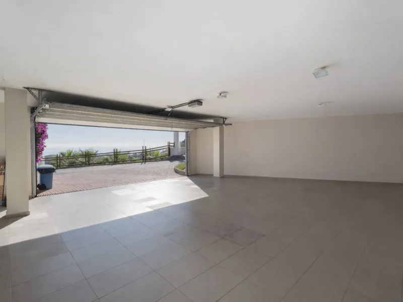 Located in the prestigious gated and 24-hour secured urbanisation of Benahavis Hills Country Club, this impressive 5-bedroom, 7-bathroom villa offers exceptional privacy, generous space, and panoramic views of the Mediterranean Sea and surrounding mountai
