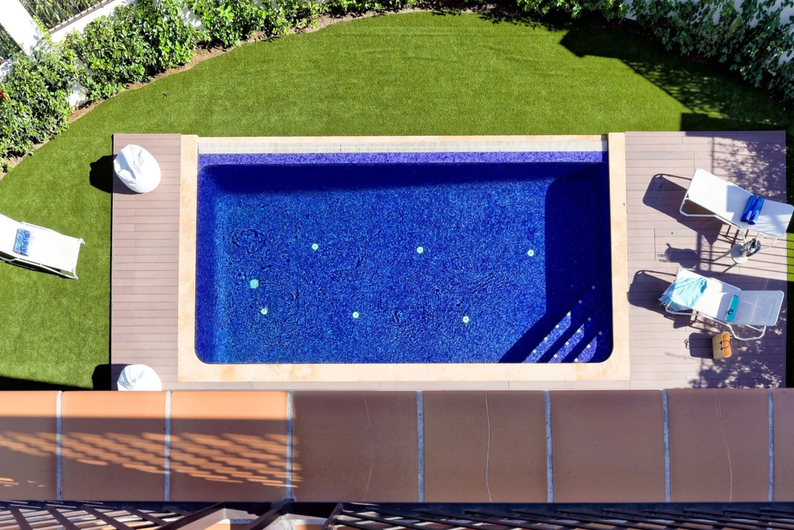 Located in the prestigious gated and 24-hour secured urbanisation of Benahavis Hills Country Club, this impressive 5-bedroom, 7-bathroom villa offers exceptional privacy, generous space, and panoramic views of the Mediterranean Sea and surrounding mountai