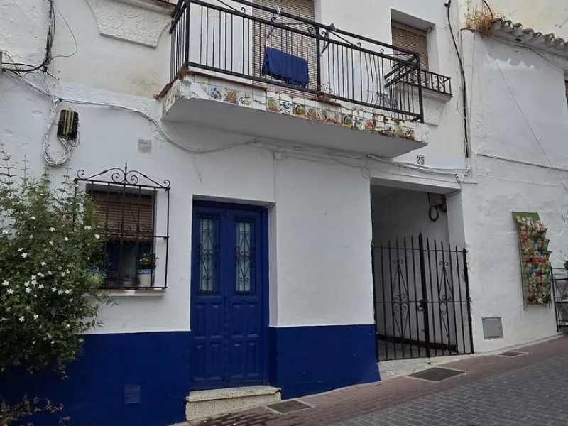 Building with Great Potential in the Center of Ojén – Unique Investment Opportunity
