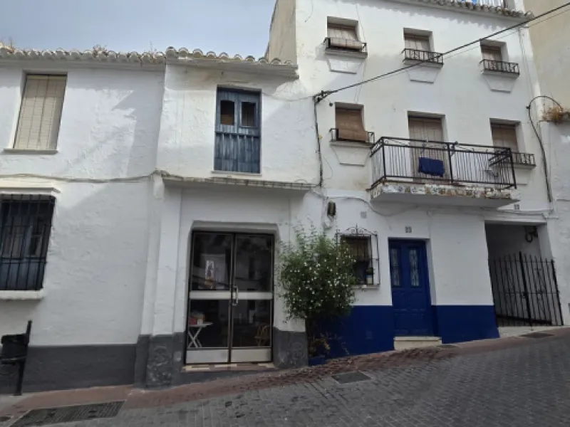 Building with Great Potential in the Center of Ojén – Unique Investment Opportunity
