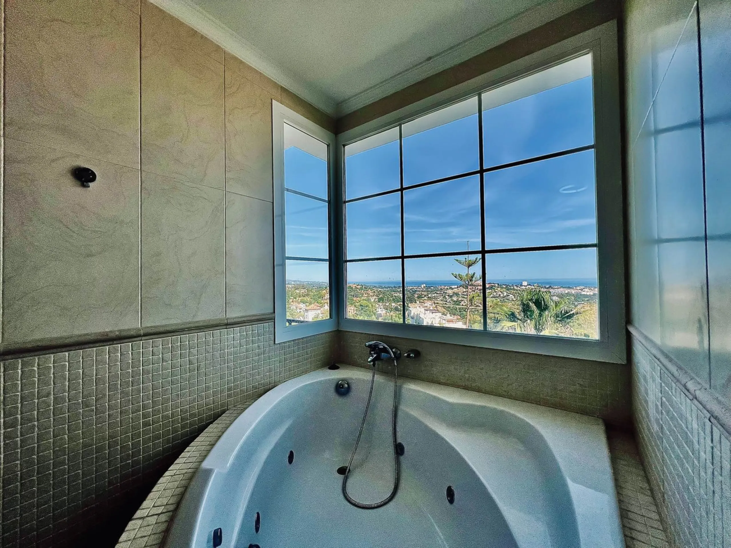 VILLA WITH PANORAMIC VIEWS IN EL HERROJO, BENAHAVÍS
