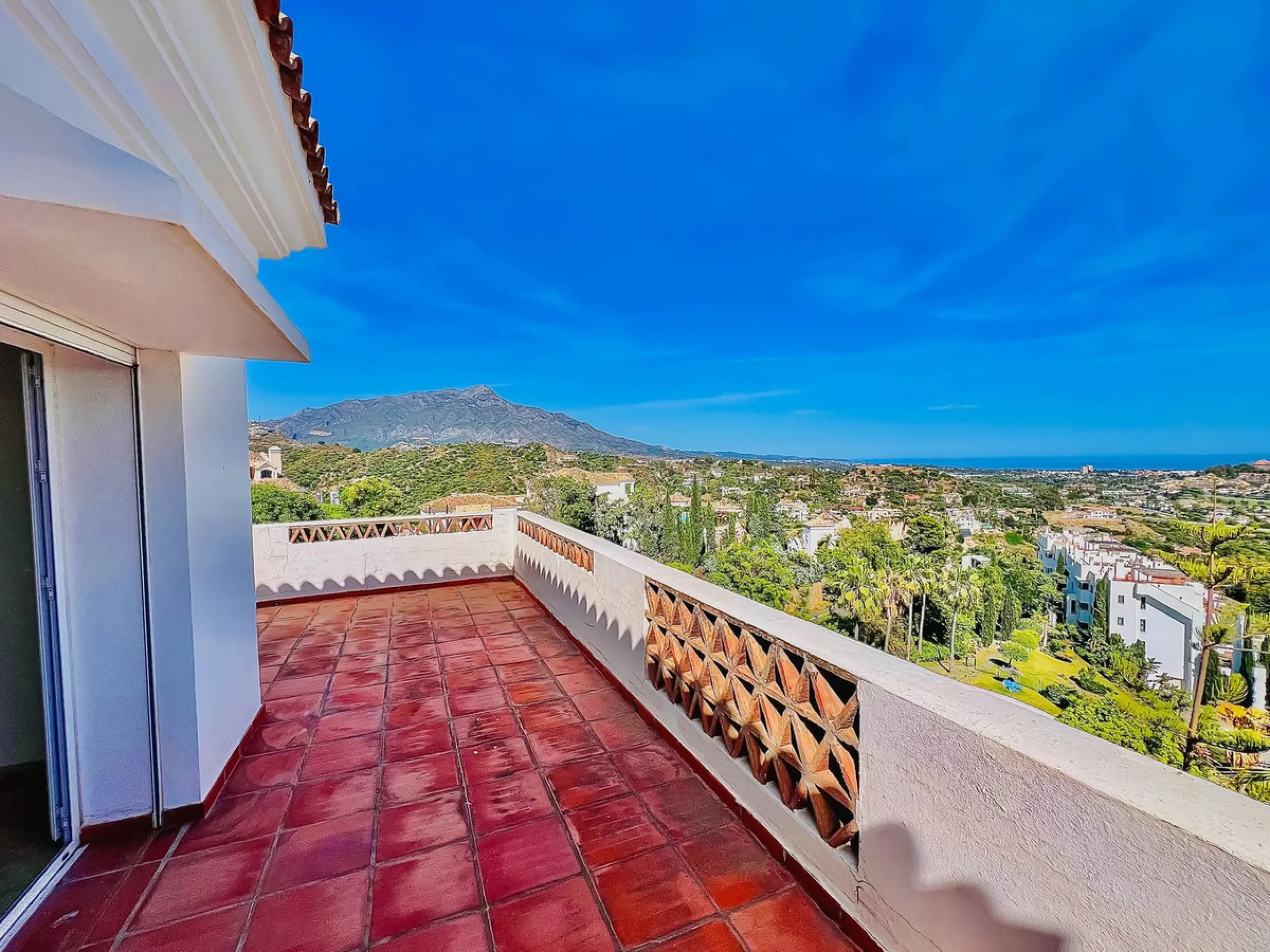 VILLA WITH PANORAMIC VIEWS IN EL HERROJO, BENAHAVÍS