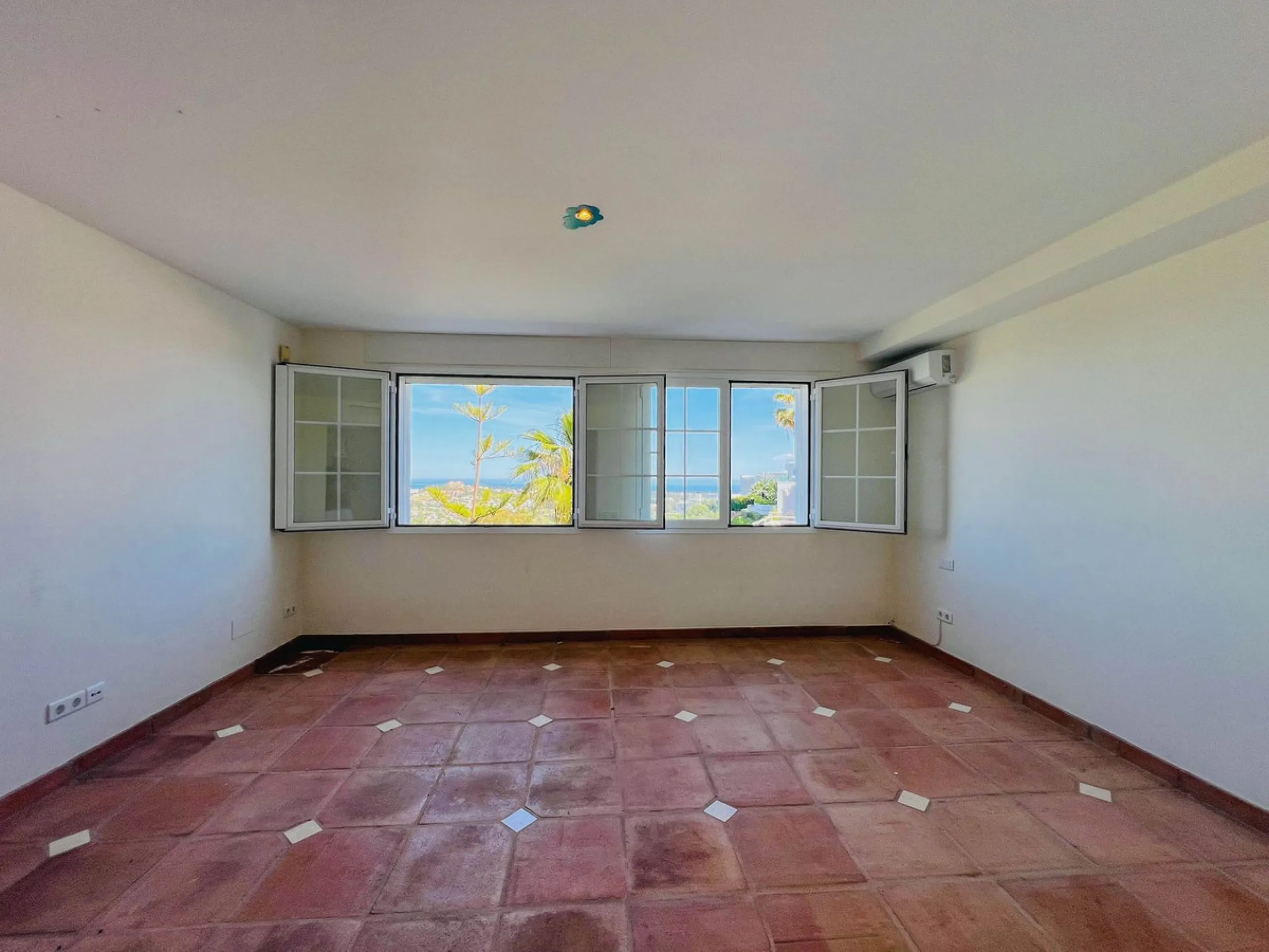 VILLA WITH PANORAMIC VIEWS IN EL HERROJO, BENAHAVÍS