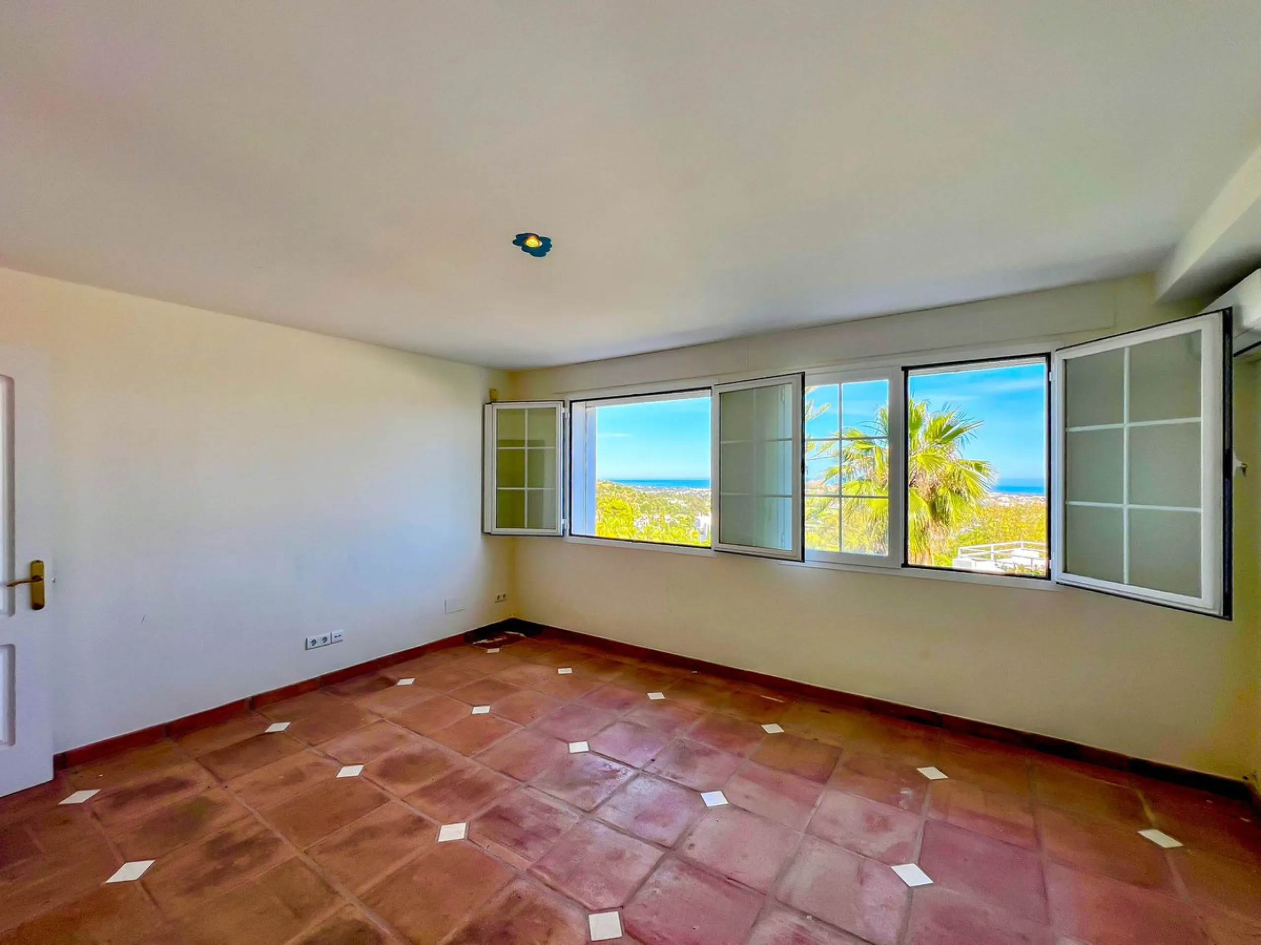 VILLA WITH PANORAMIC VIEWS IN EL HERROJO, BENAHAVÍS