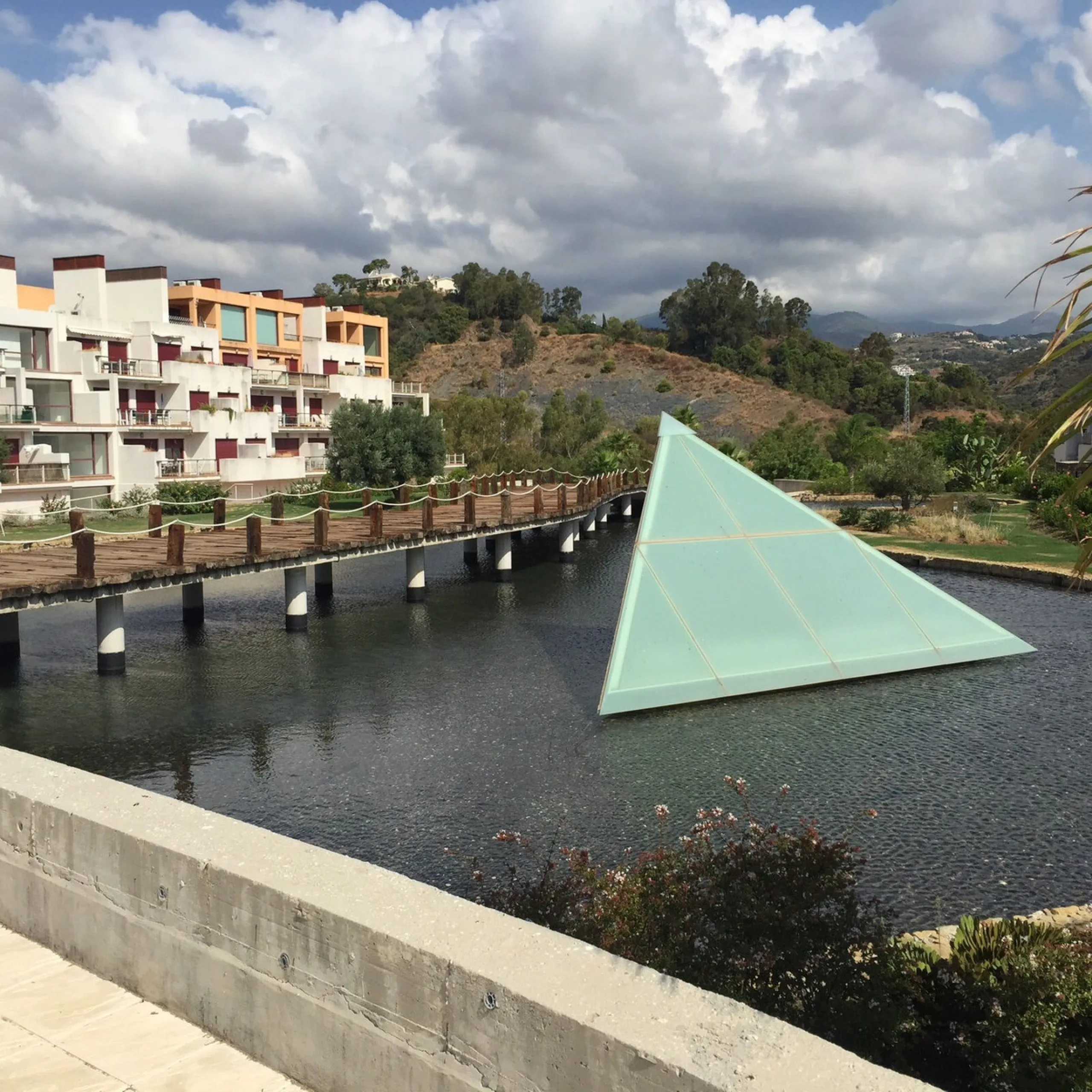 Apartment - Middle Floor Apartment в продаже в Benahavís, Málaga. В доме 2 спален и 2 ванных комнат. Площадь дома 99 м²