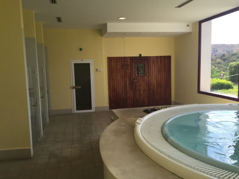 Apartment - Middle Floor Apartment в продаже в Benahavís, Málaga. В доме 2 спален и 2 ванных комнат. Площадь дома 99 м²