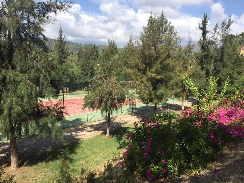 Apartment - Middle Floor Apartment в продаже в Benahavís, Málaga. В доме 2 спален и 2 ванных комнат. Площадь дома 99 м²