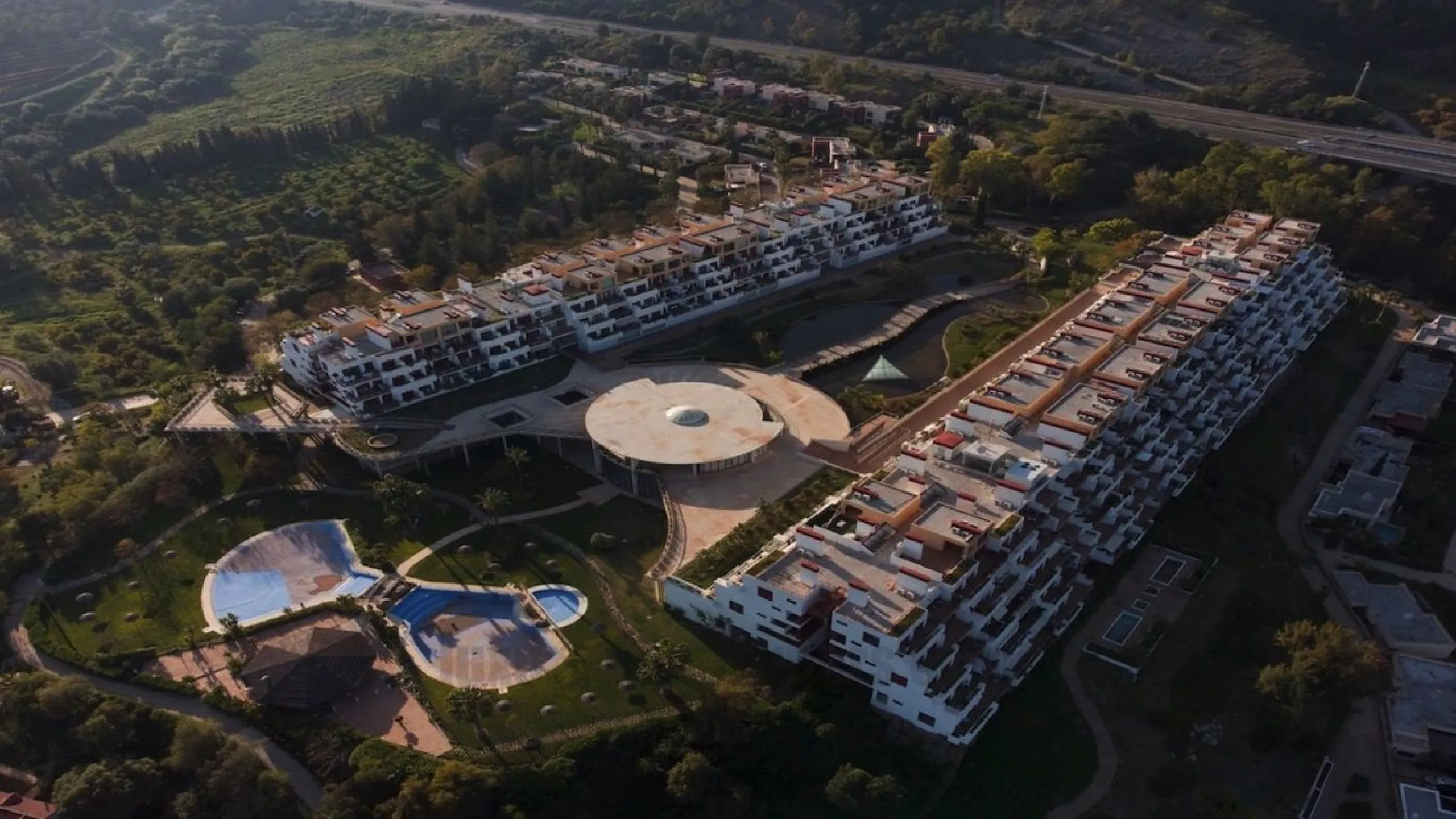 Apartment - Middle Floor Apartment в продаже в Benahavís, Málaga. В доме 2 спален и 2 ванных комнат. Площадь дома 99 м²