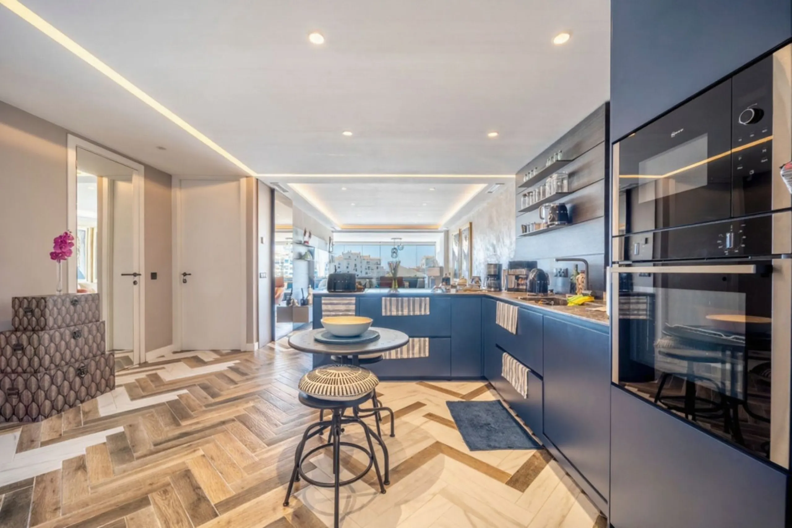 Apartment - Middle Floor Apartment в продаже в Marbella, Málaga. В доме 2 спален и 2 ванных комнат. Площадь дома 115 м²