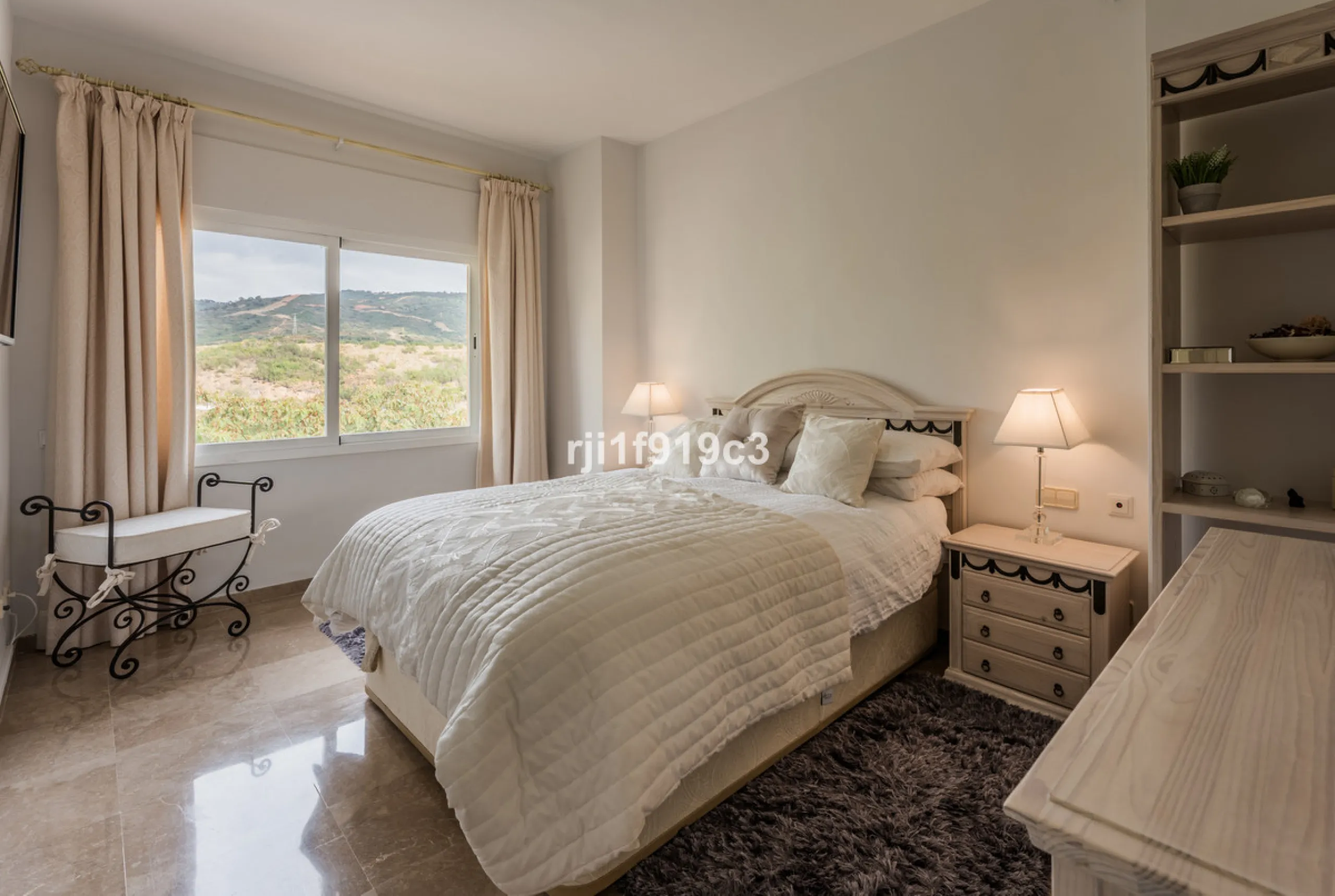 Wunderbares Apartment in der renommierten Wohnanlage Elviria Hills, einer der exklusivsten und begehrtesten Lagen im Osten von Marbella. Dieses elegante Apartment mit 103 m² zeichnet sich durch Großzügigkeit, Helligkeit und ein unvergleichliches Qualitätsniveau aus