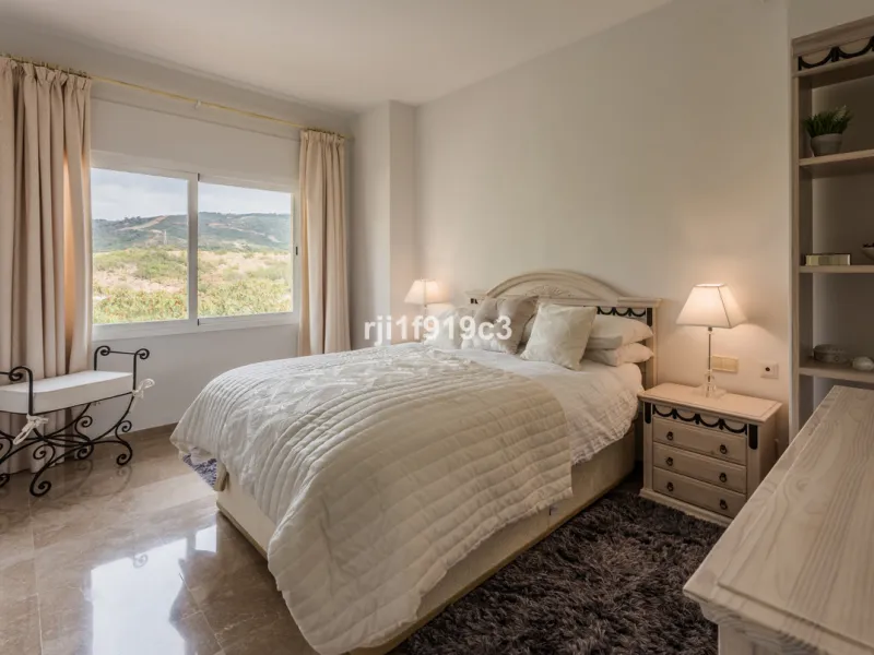 Wunderbares Apartment in der renommierten Wohnanlage Elviria Hills, einer der exklusivsten und begehrtesten Lagen im Osten von Marbella. Dieses elegante Apartment mit 103 m² zeichnet sich durch Großzügigkeit, Helligkeit und ein unvergleichliches Qualitätsniveau aus