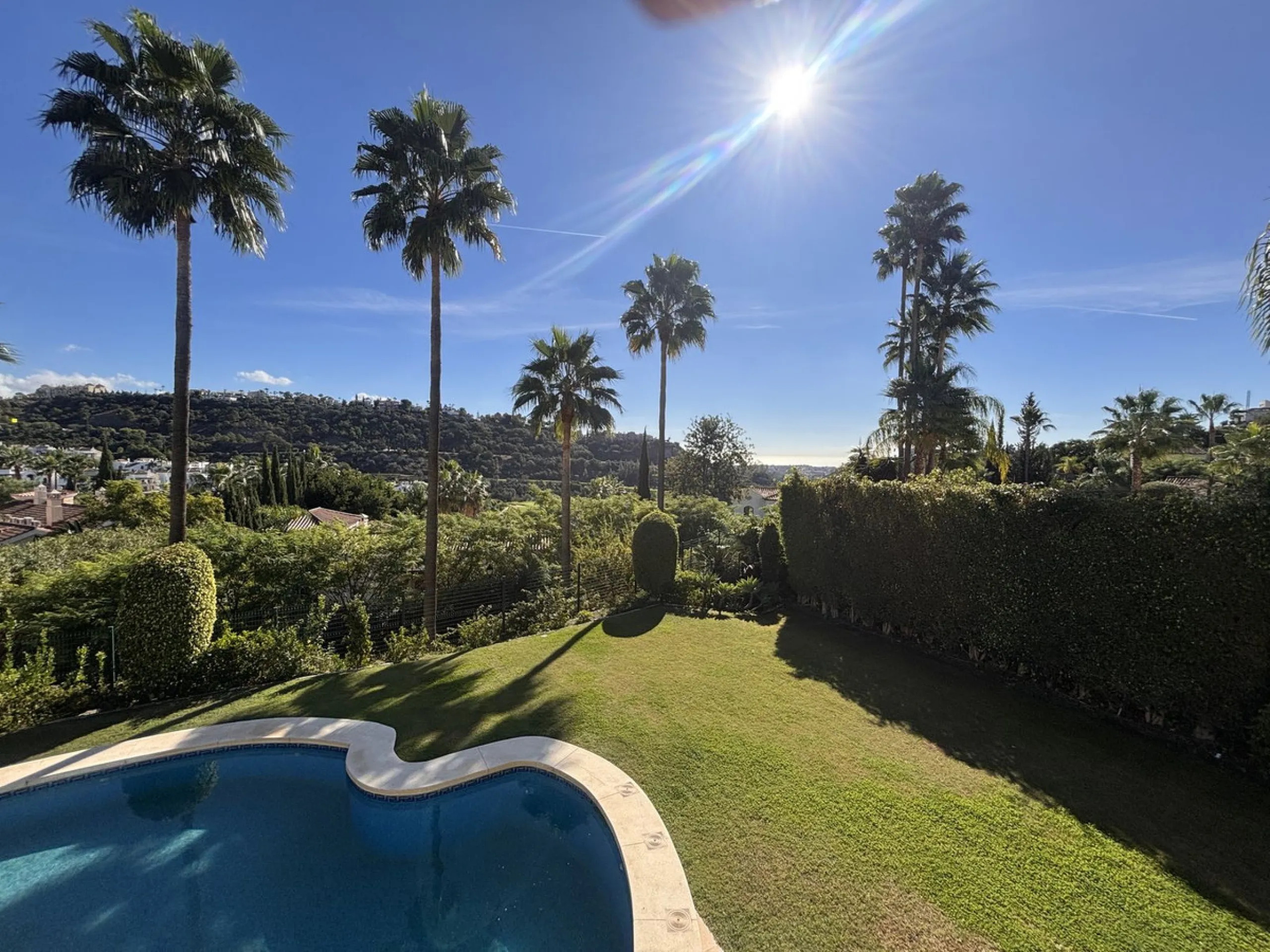 Elegant villa, surrounded by stunning golf courses in Los Arqueros, Benahavis