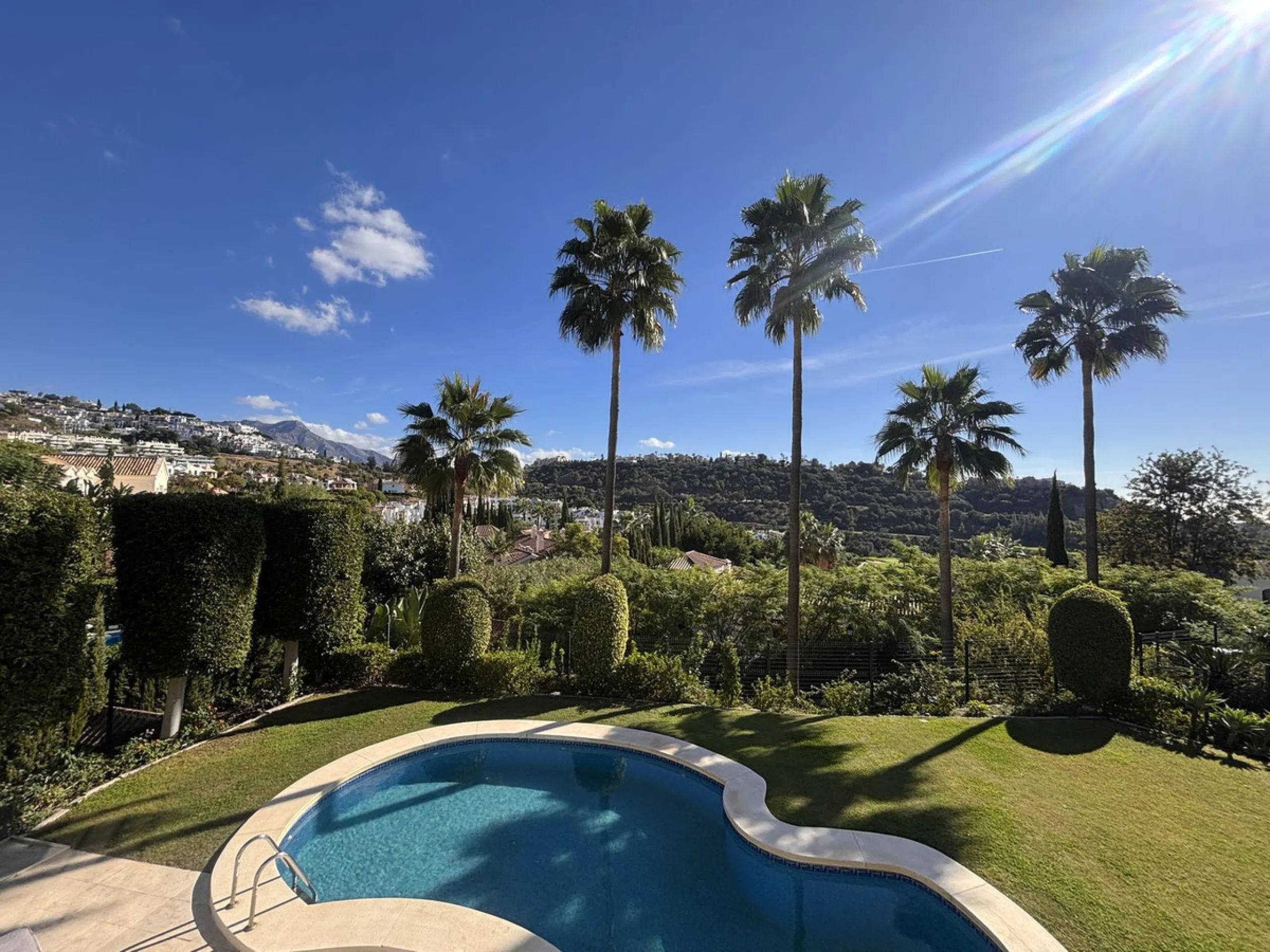 Elegant villa, surrounded by stunning golf courses in Los Arqueros, Benahavis