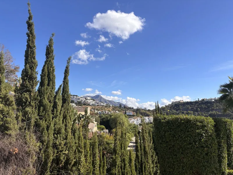 Elegant villa, surrounded by stunning golf courses in Los Arqueros, Benahavis