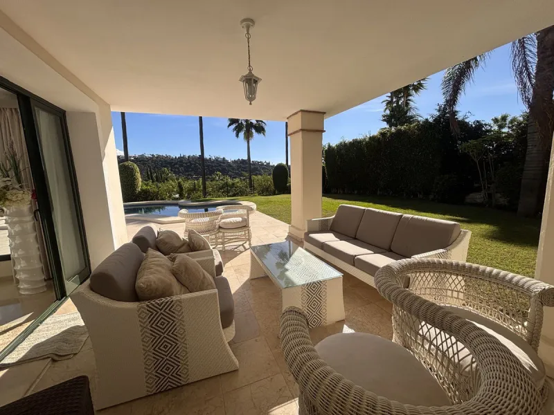 Elegant villa, surrounded by stunning golf courses in Los Arqueros, Benahavis