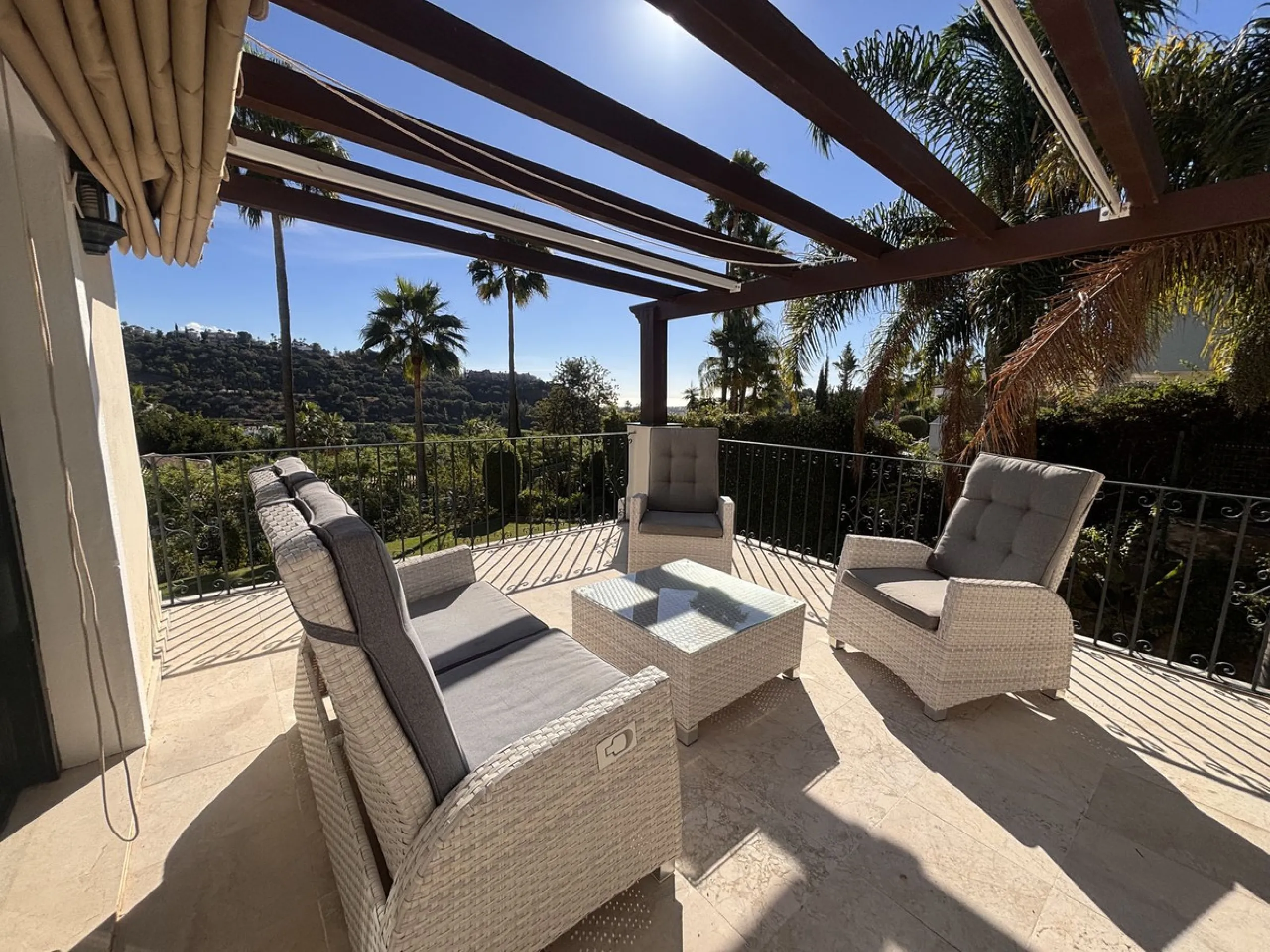 Elegant villa, surrounded by stunning golf courses in Los Arqueros, Benahavis