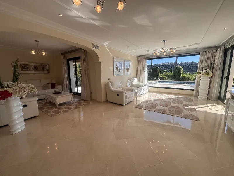 Elegant villa, surrounded by stunning golf courses in Los Arqueros, Benahavis