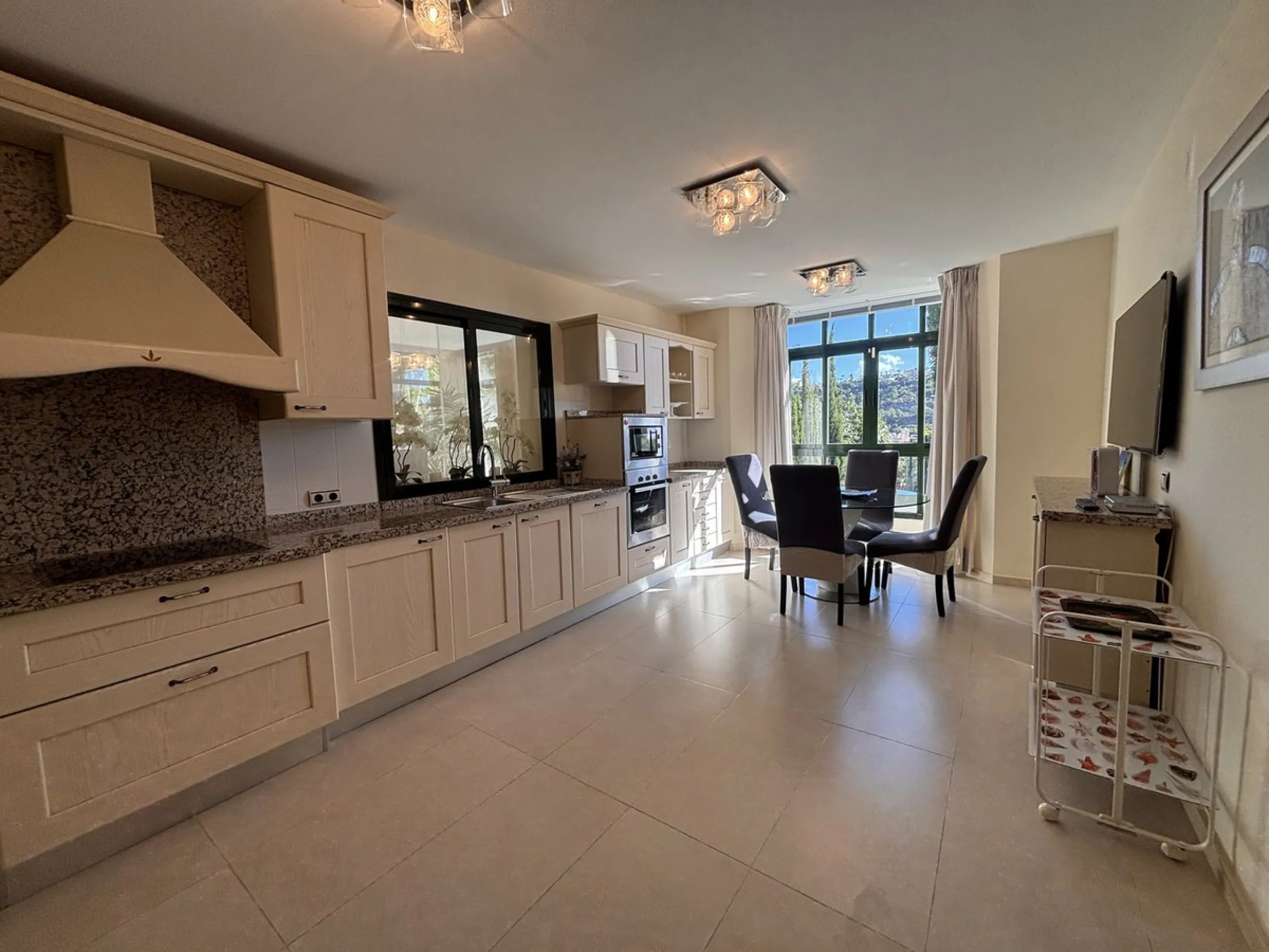 Elegant villa, surrounded by stunning golf courses in Los Arqueros, Benahavis