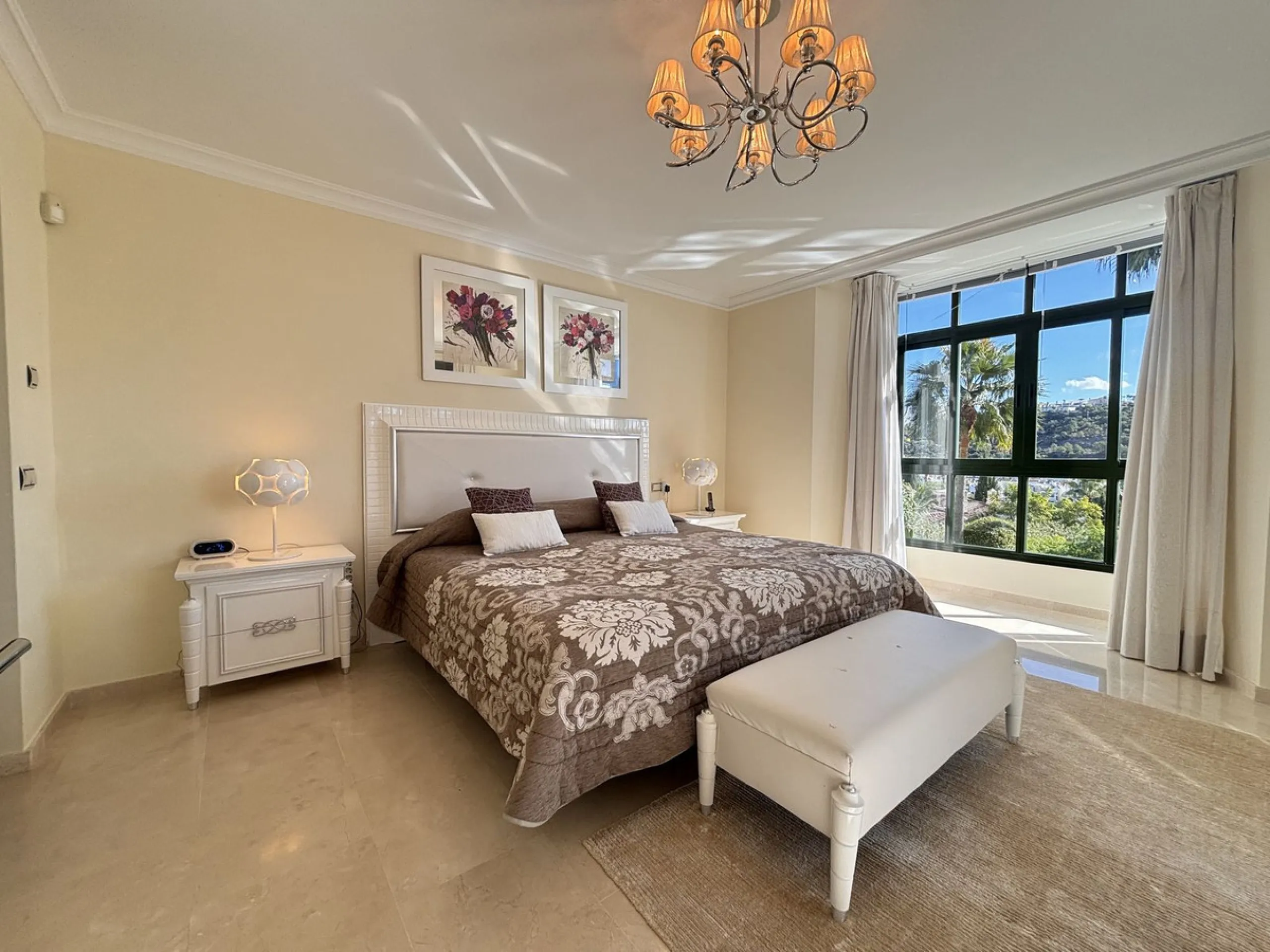 Elegant villa, surrounded by stunning golf courses in Los Arqueros, Benahavis