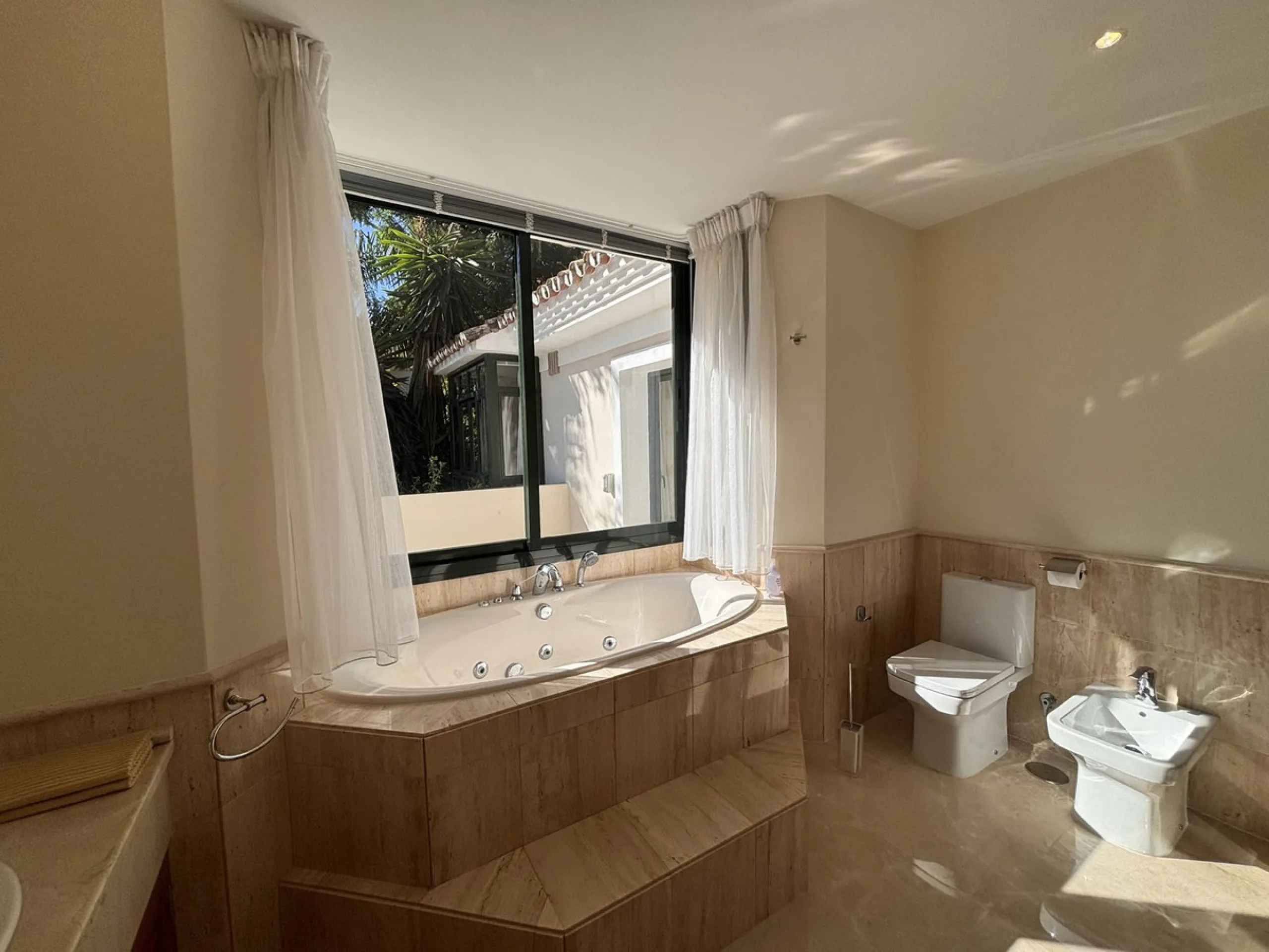 Elegant villa, surrounded by stunning golf courses in Los Arqueros, Benahavis