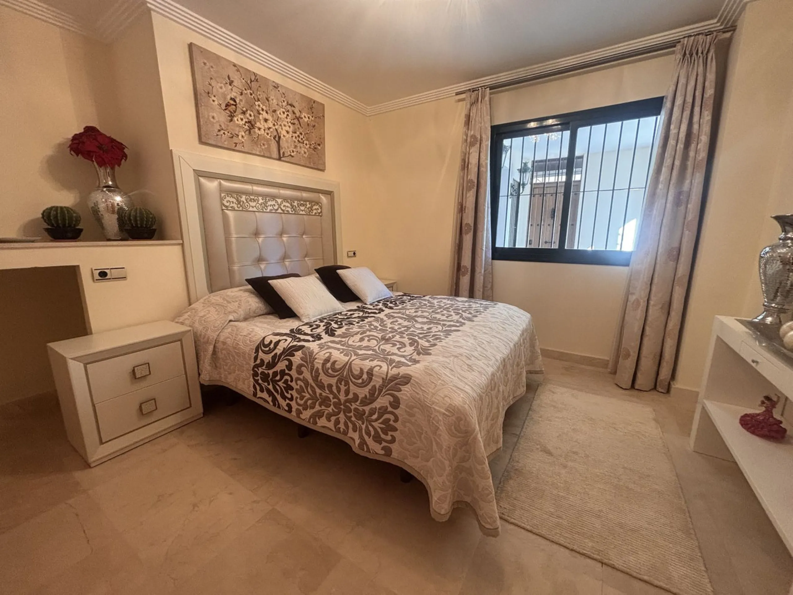 Elegant villa, surrounded by stunning golf courses in Los Arqueros, Benahavis