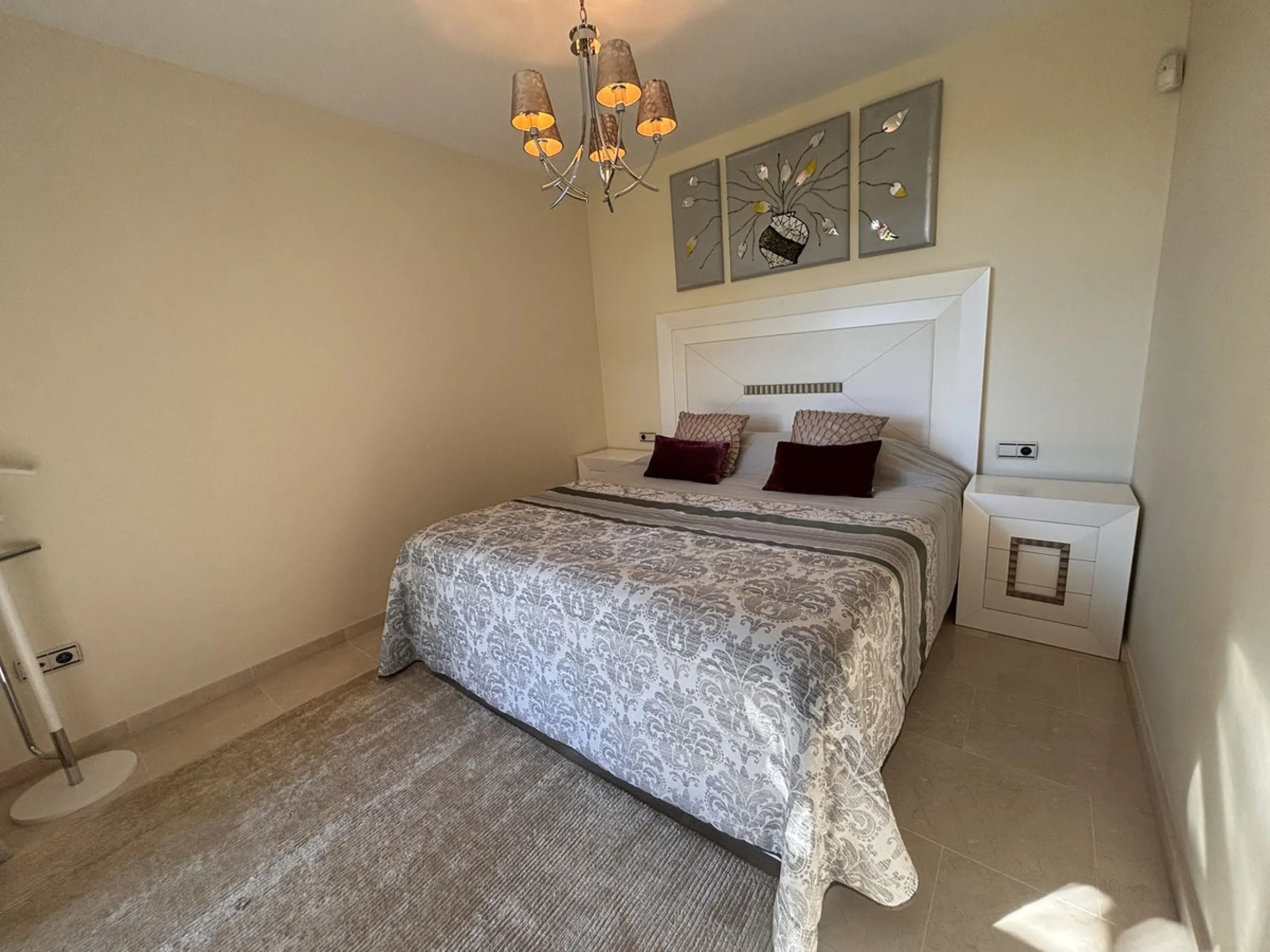 Elegant villa, surrounded by stunning golf courses in Los Arqueros, Benahavis