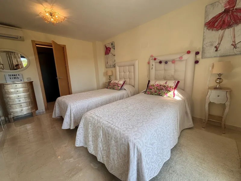 Elegant villa, surrounded by stunning golf courses in Los Arqueros, Benahavis