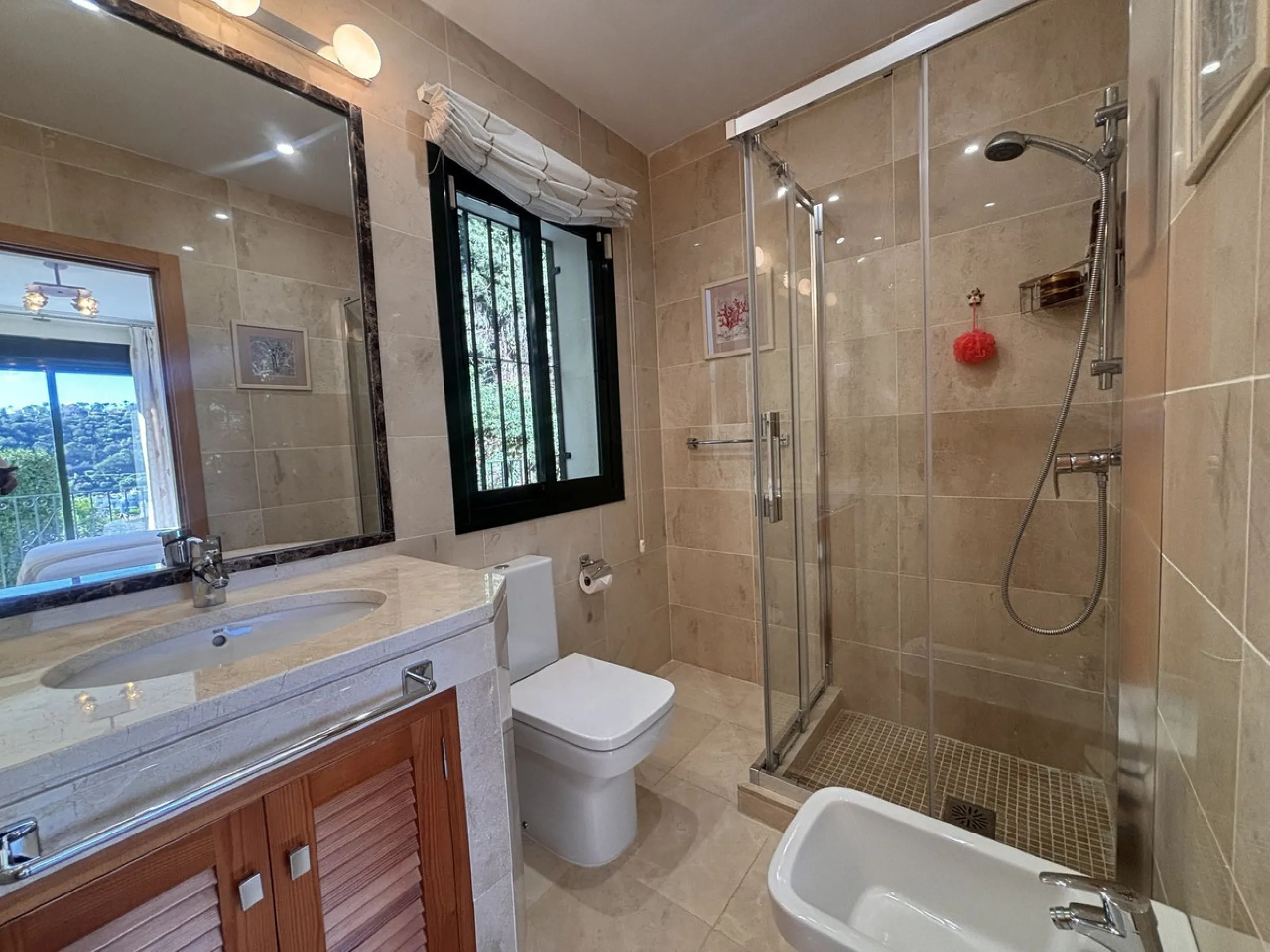 Elegant villa, surrounded by stunning golf courses in Los Arqueros, Benahavis