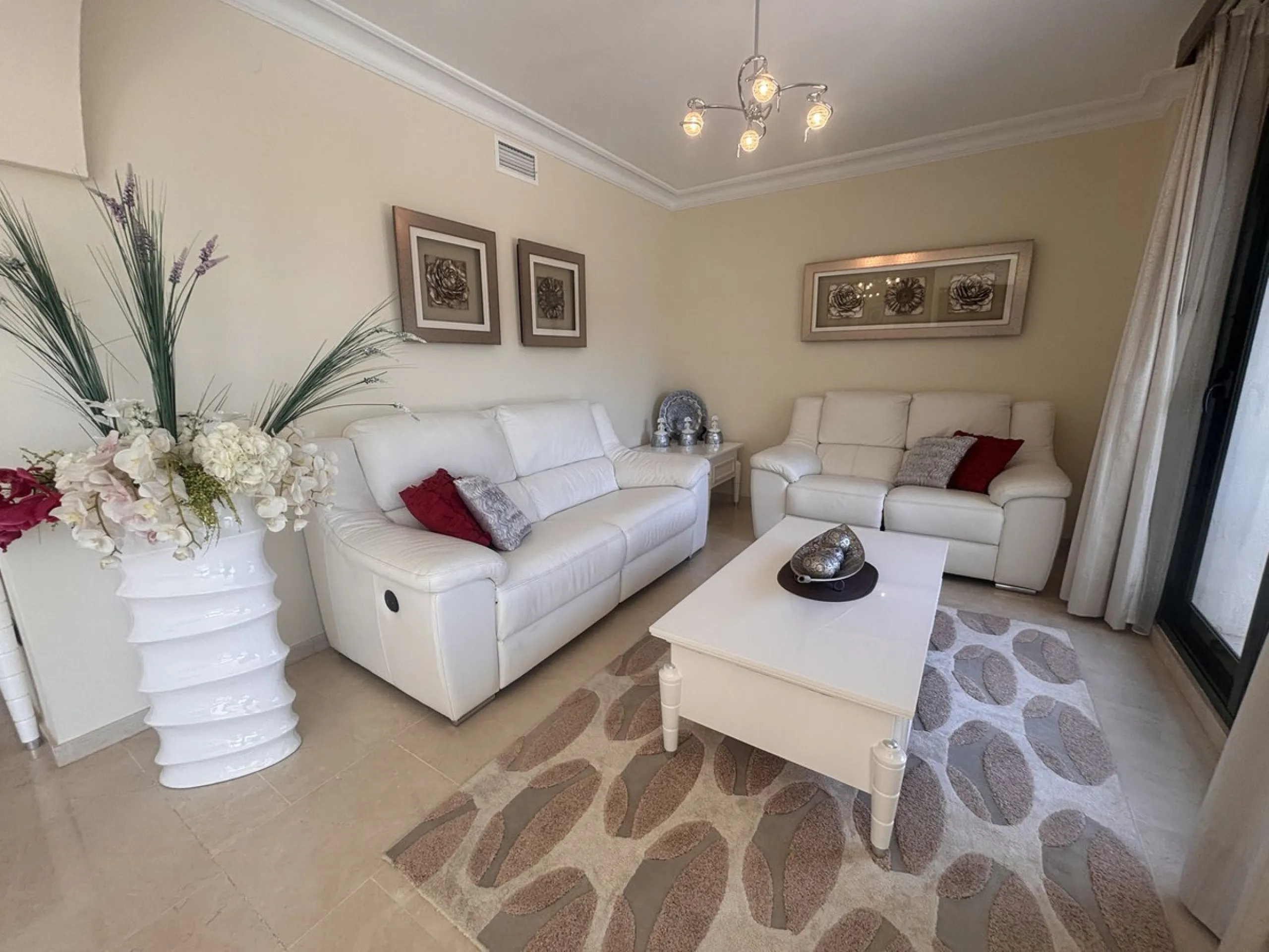 Elegant villa, surrounded by stunning golf courses in Los Arqueros, Benahavis